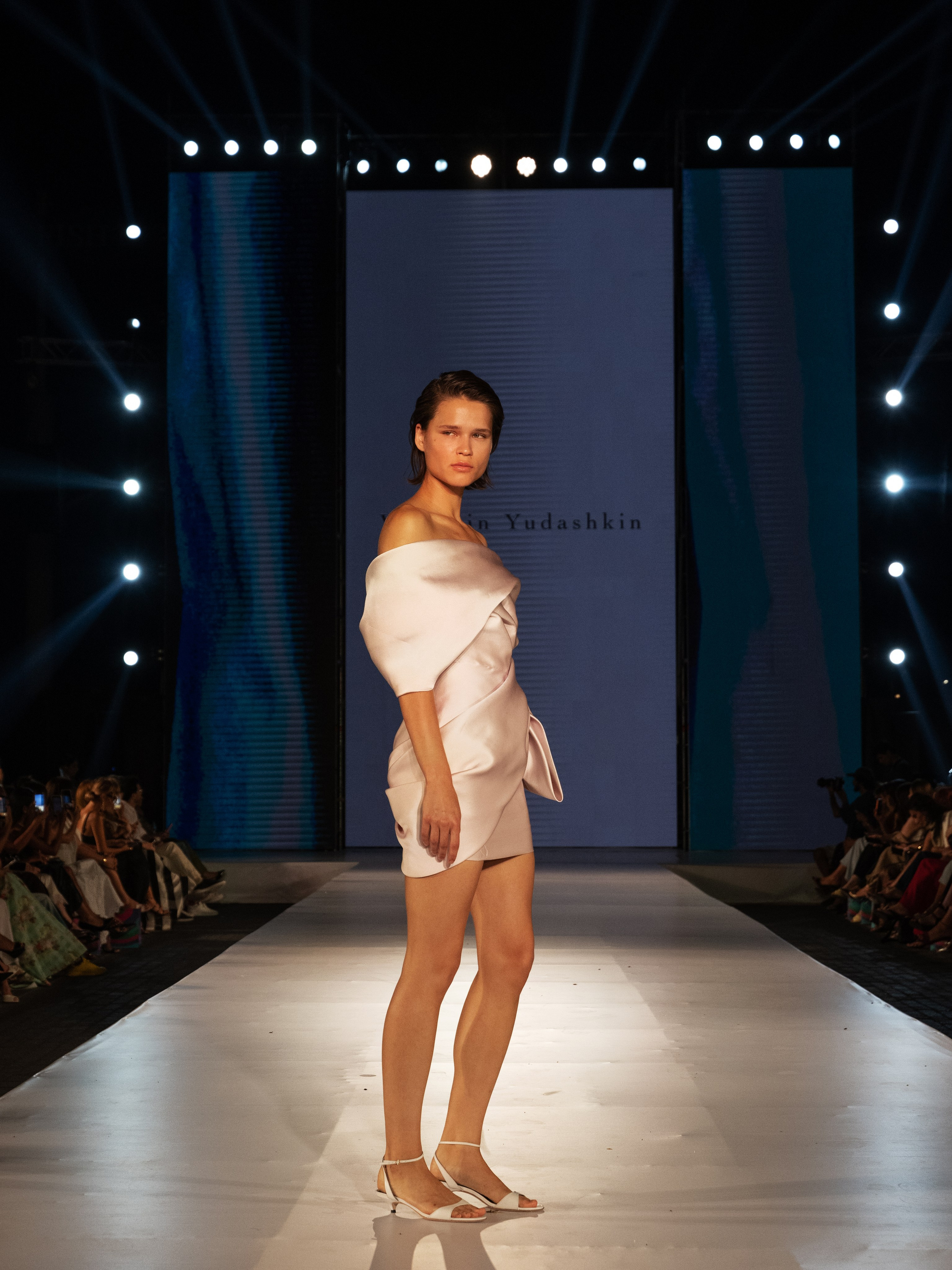 Valentin Yudashkin x AFW 2026. Фотограф Баку Тбилиси