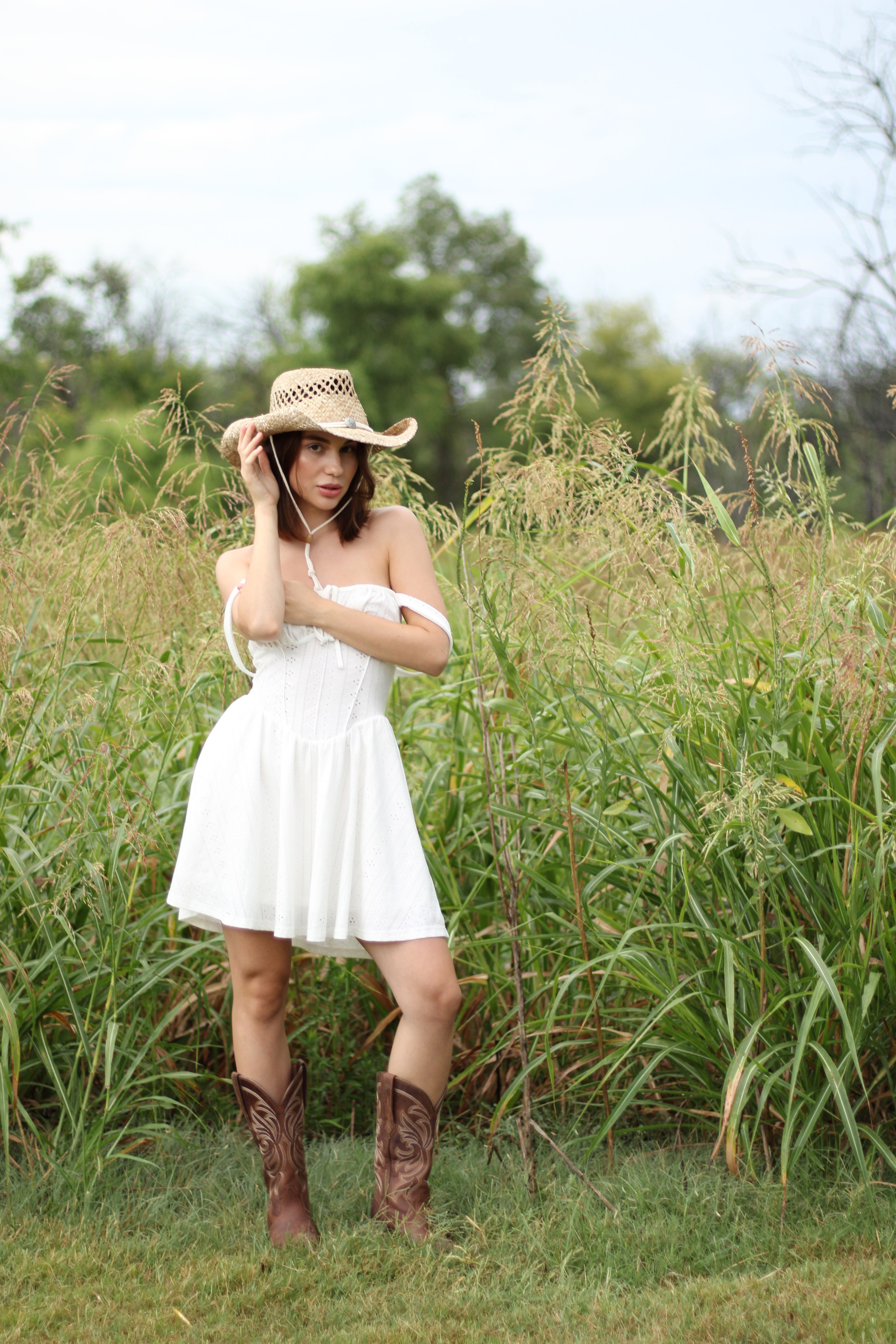 Countryside cowgirl-style portrait photoshoot. Lana Petrychenko — Portrait & Family Photographer. Valencia, Spain