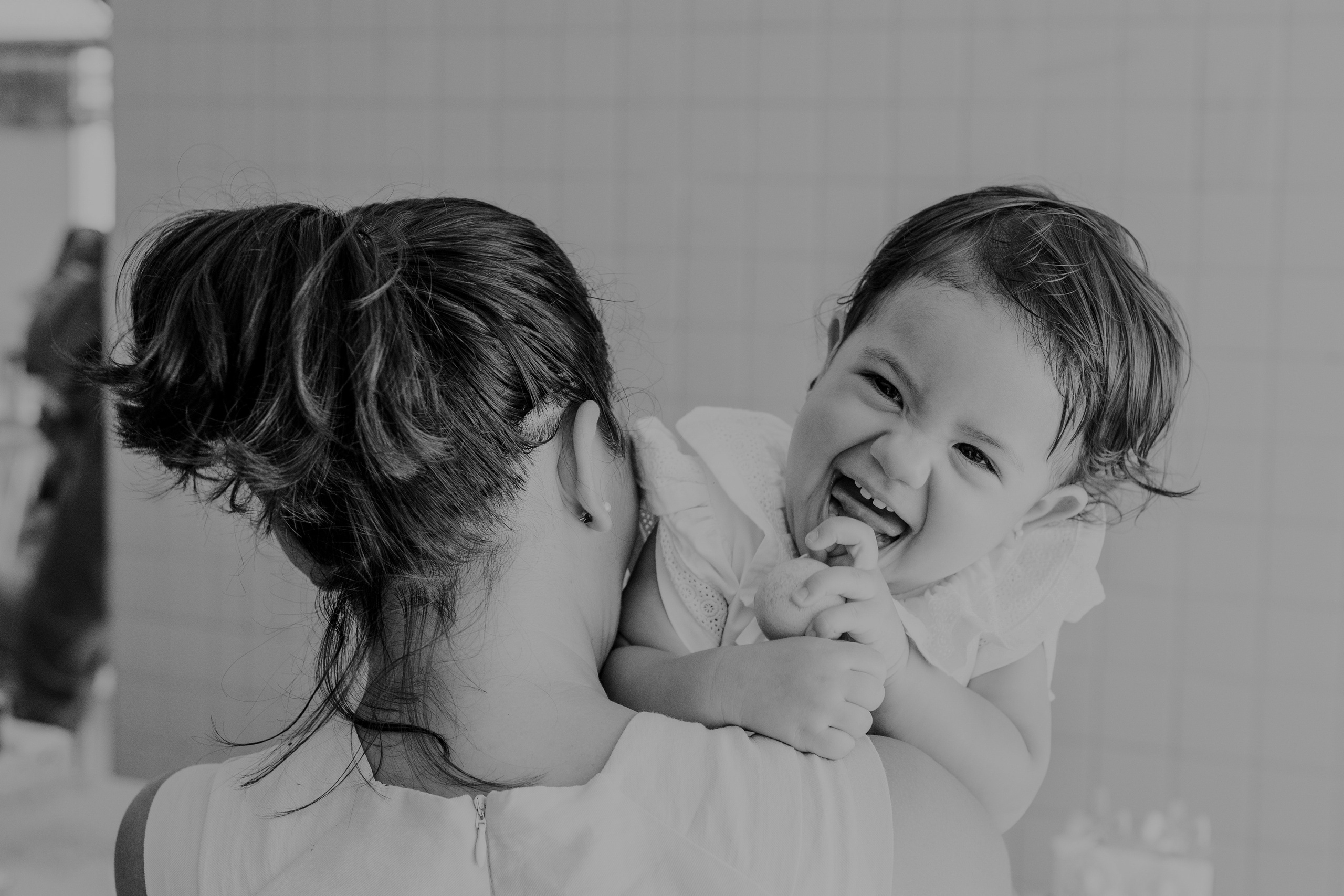 Mãe e filha em momento de brincadeira