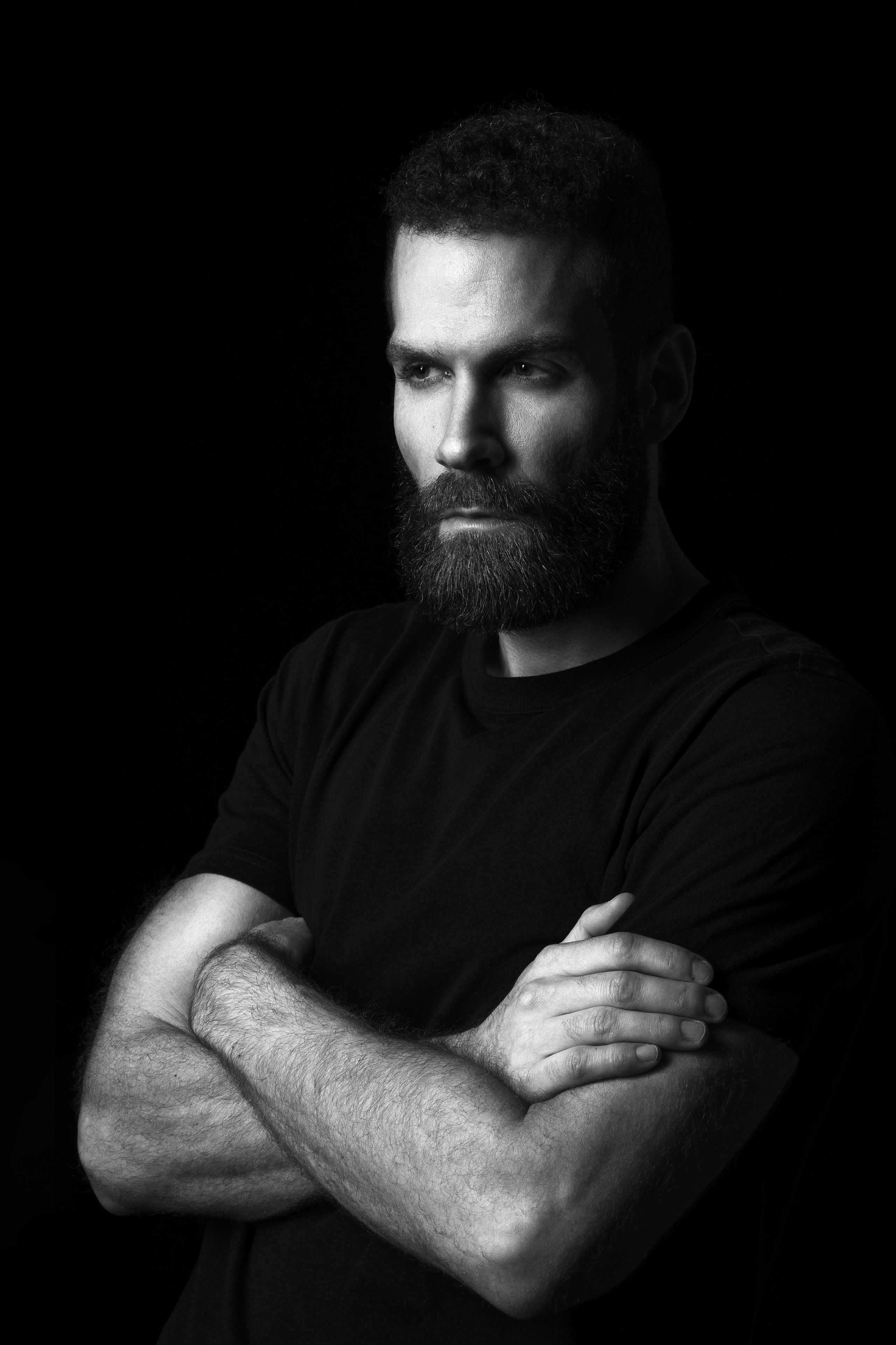 Schwarzweißes charakterstarkes Männerporträt – Studiofotografie Low Key