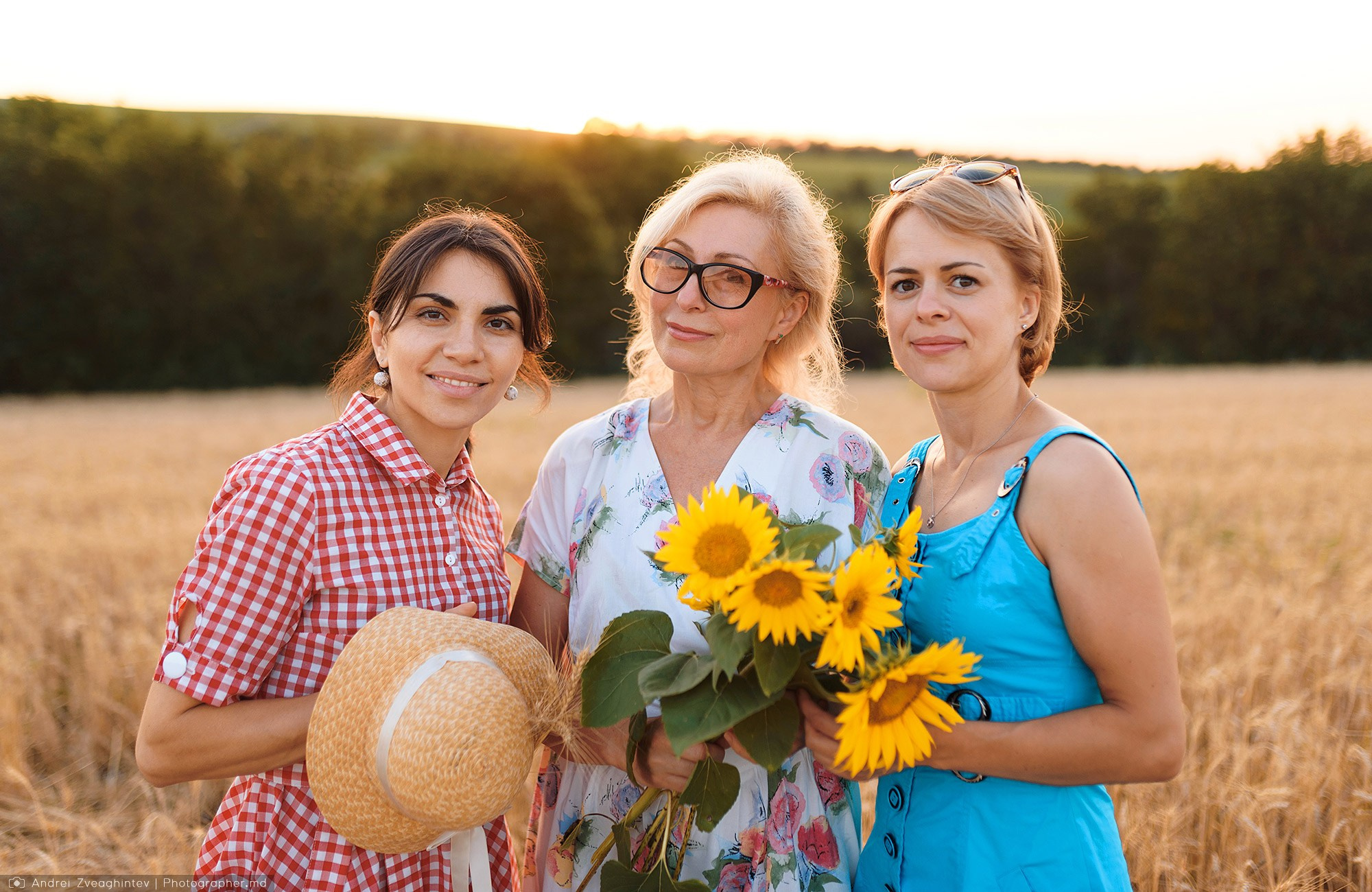 Family photo session in a wheat field of Moldova — family photographer Andrei Zveaghintev. Wedding and family photographer in Moldova, Chisinau— Andrei Zveaghintev