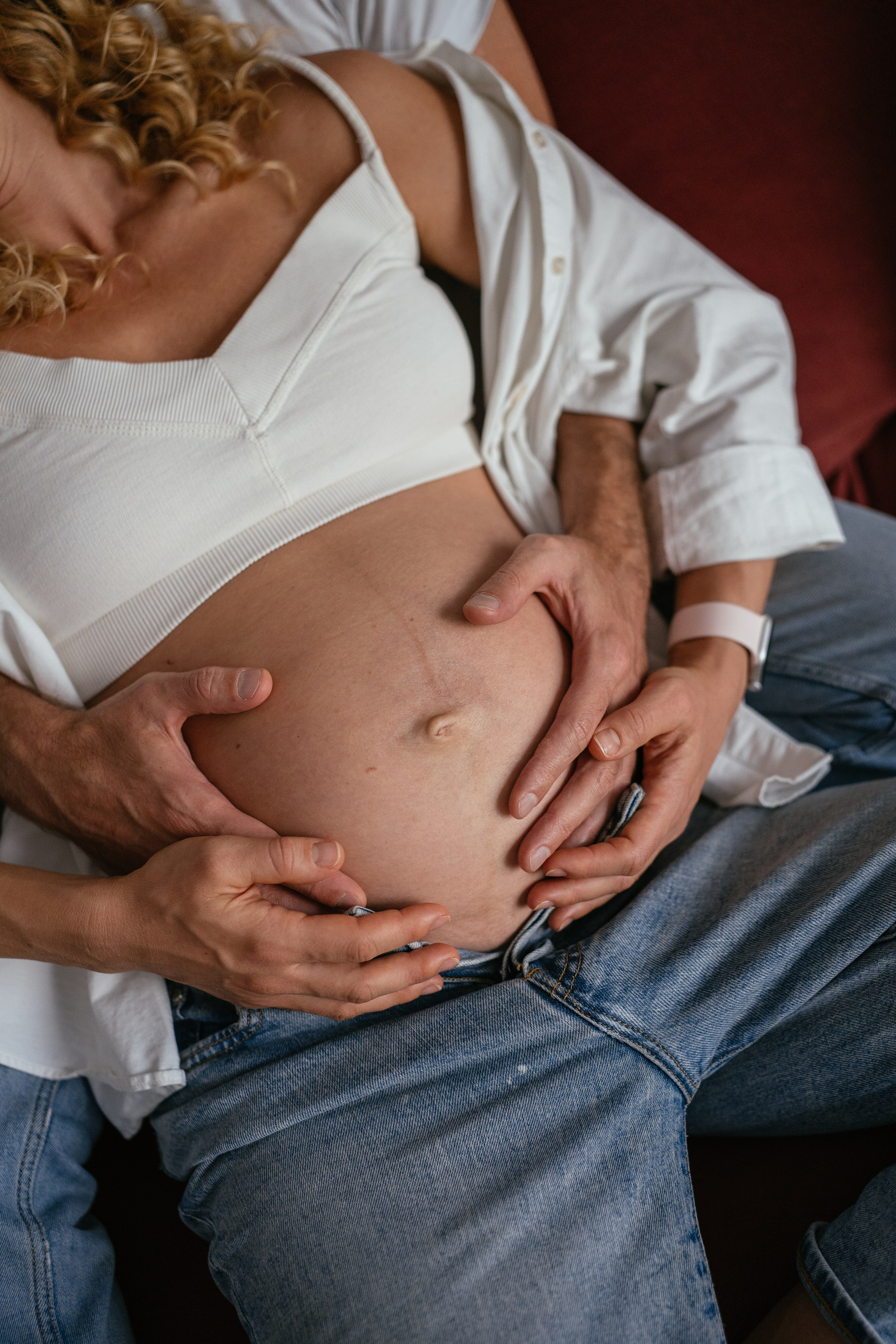 Candid pregnancy photoshoot in the park. Photographer in Madrid, Spain. Alyona Belyaninova