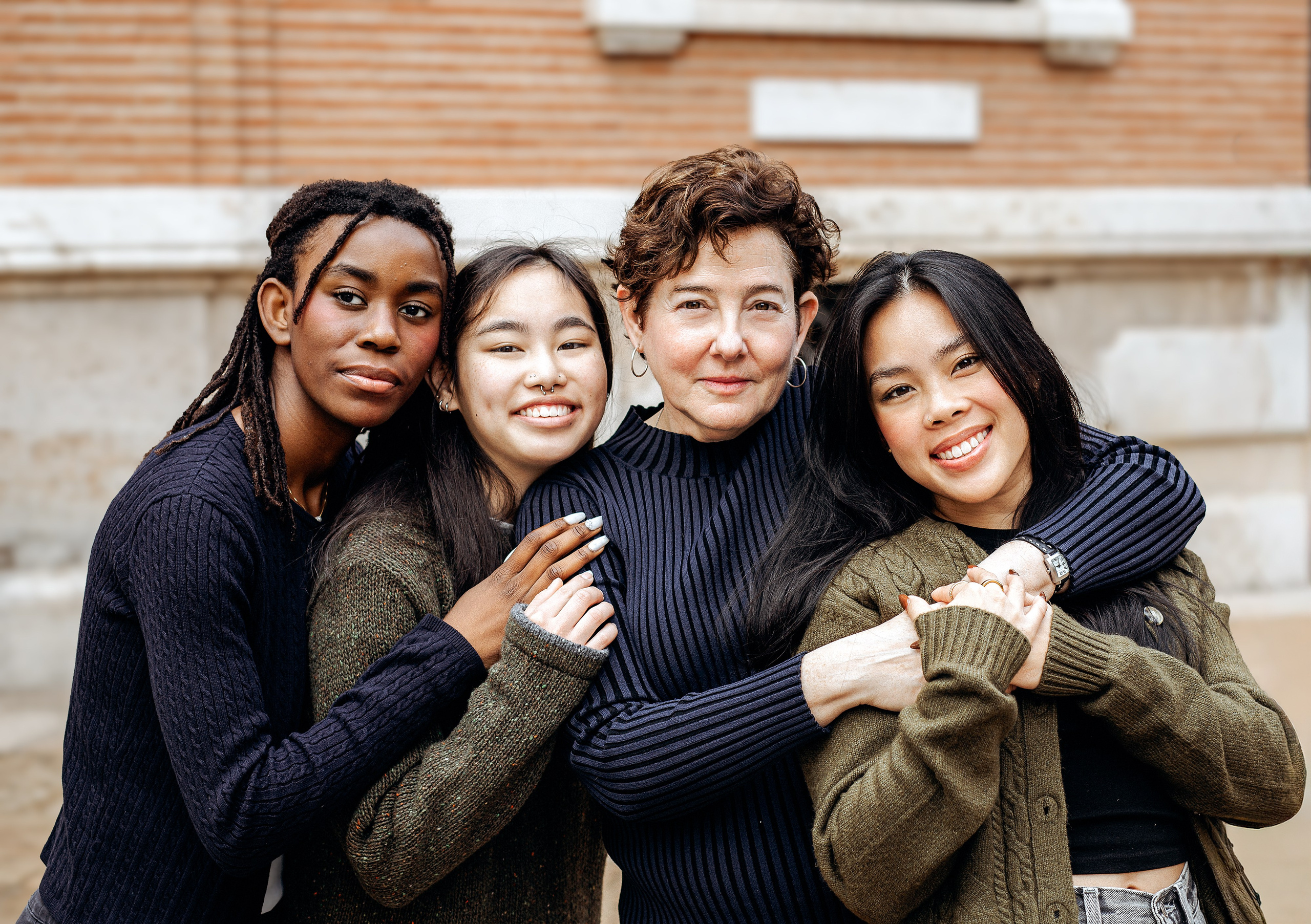 Семейная фотосессия в Валенсии, Испания, где группа улыбающихся друзей обнимается в близком, радостном портрете, снято в мягком естественном свете для тёплой, искренней и эмоциональной связи — идеально для семейных, lifestyle и групповых фотосессий в Валенсии и по всей Испании.