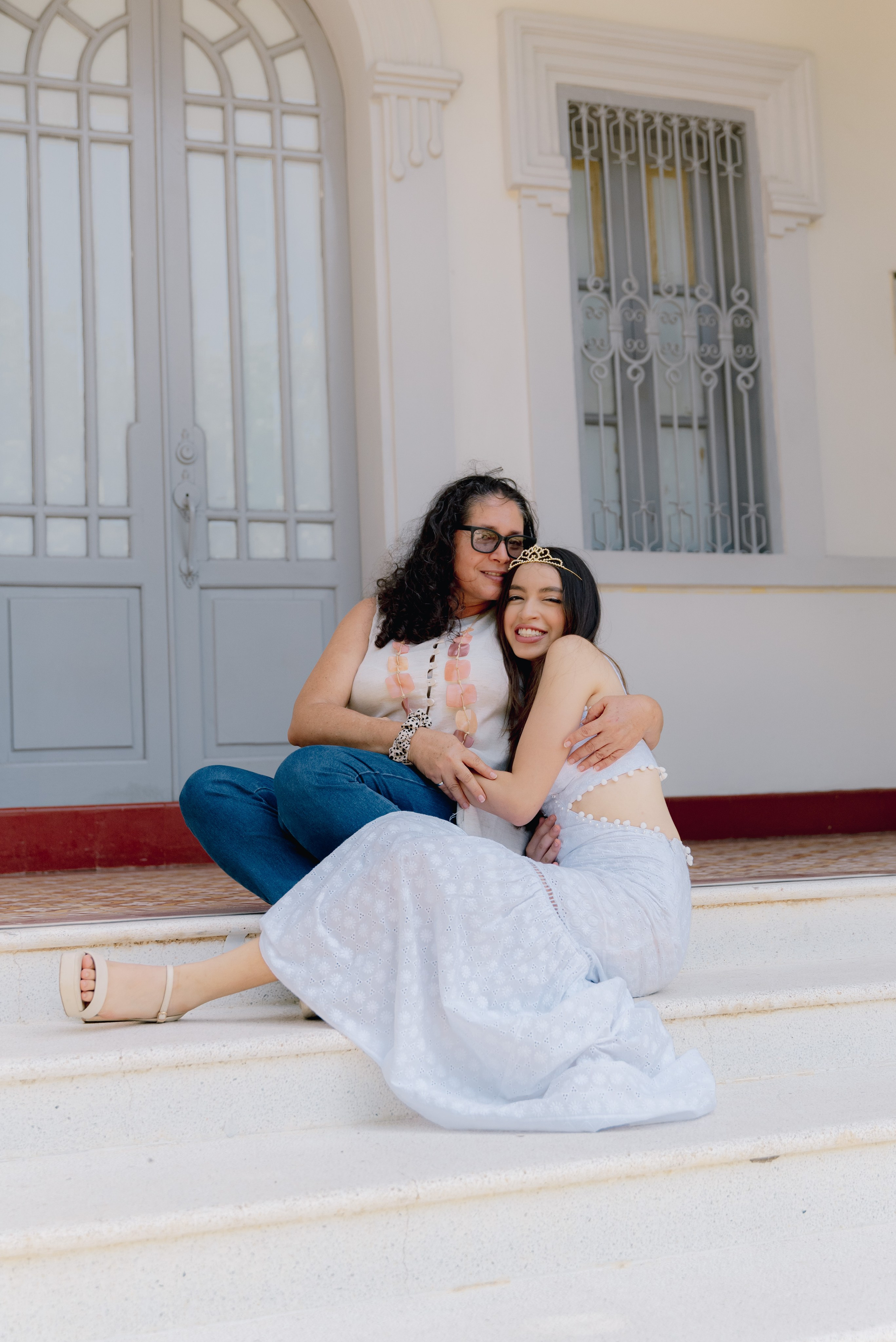 Retrato artístico quinceañera entre plantas naturaleza sesión fotográfica profesional BanderArt