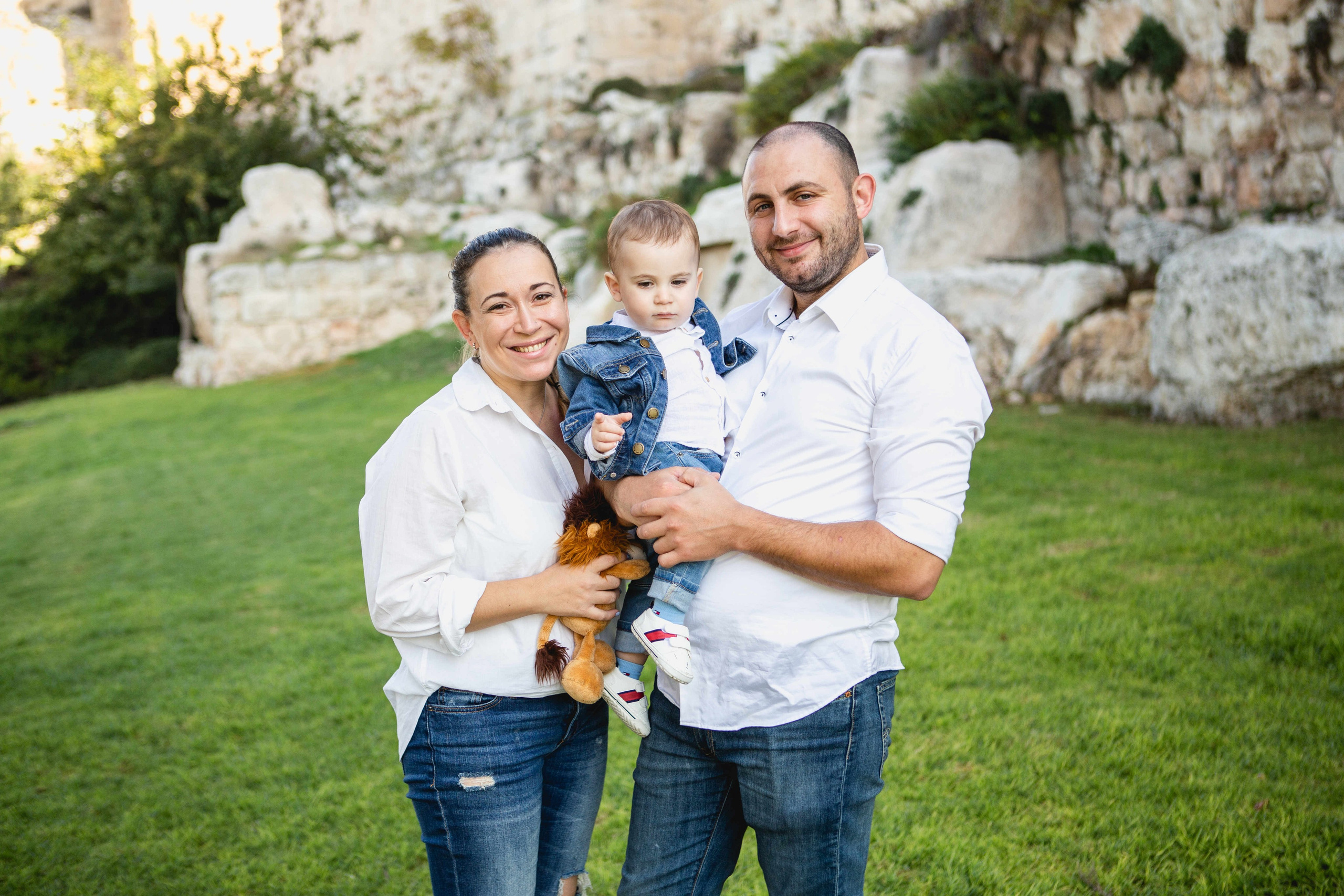 AT THE WALLS OF THE OLD CITY. PHOTOGRAPHER IN ISRAEL