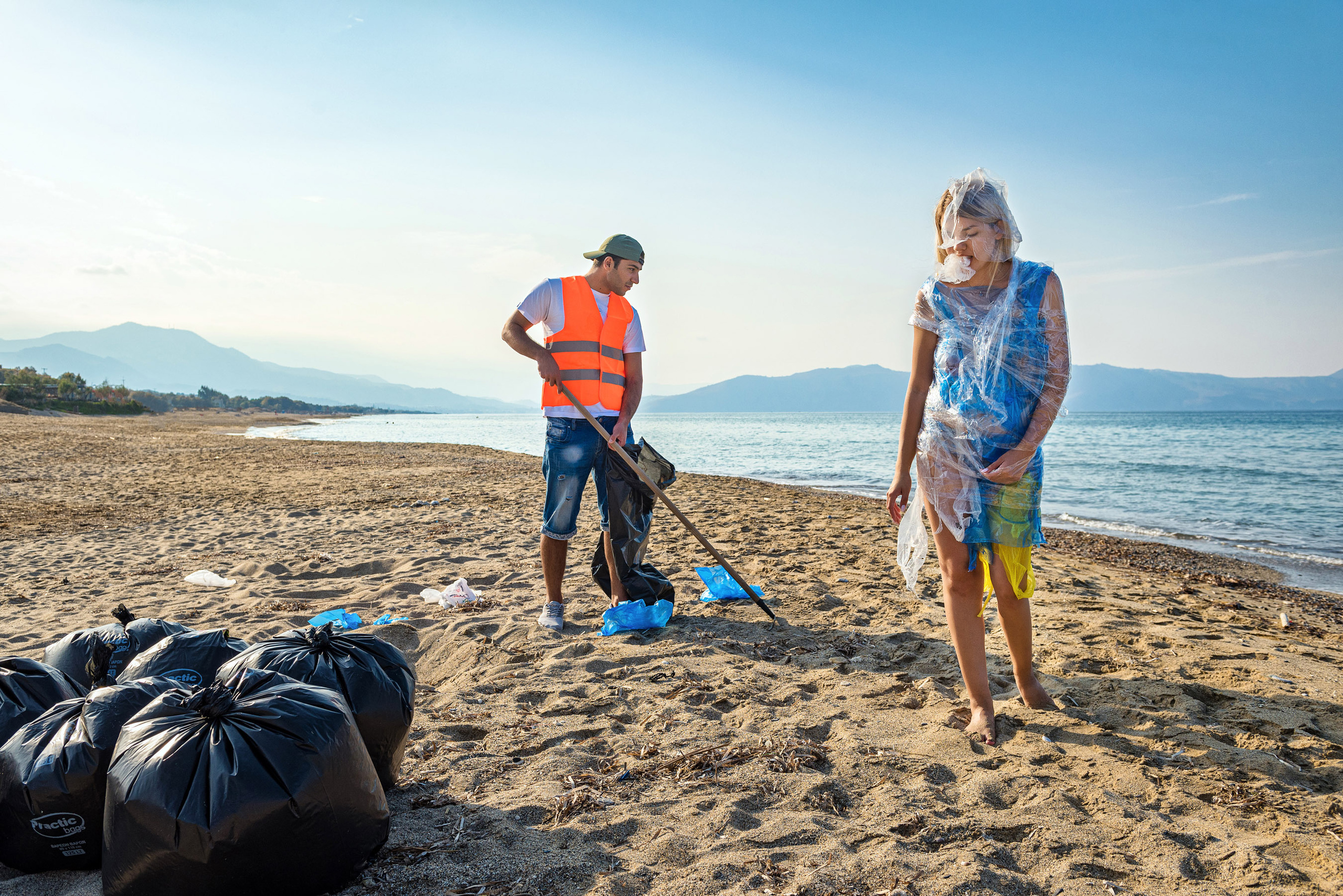 Как сильно загрязнена земля. Хотя на заднем плане показано, что люди пытаются бороться с пластиковым загрязнением.