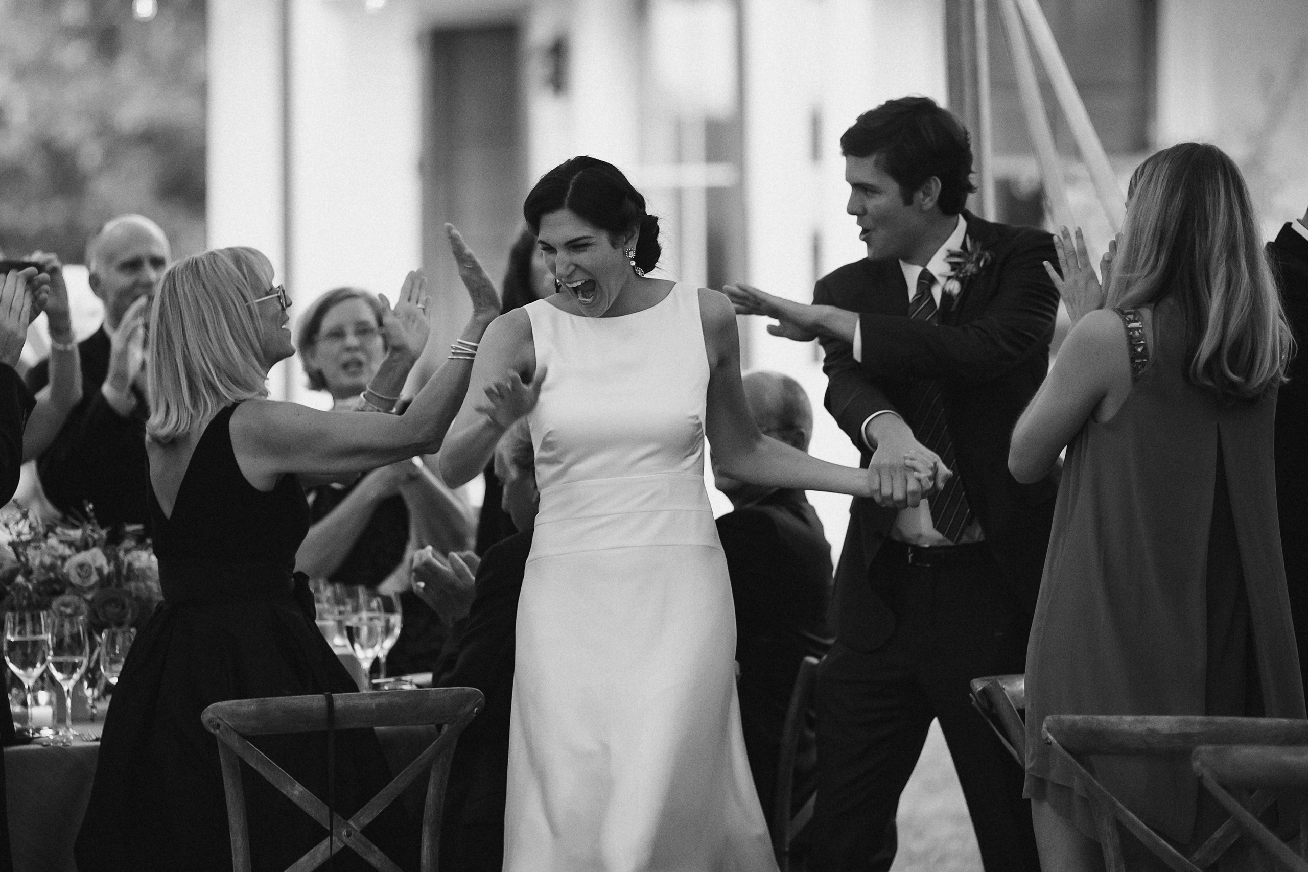 Фотограф в Ирландии Дублин свадьба жених невеста гости улыбка смех фотки топ свадебных фотографов