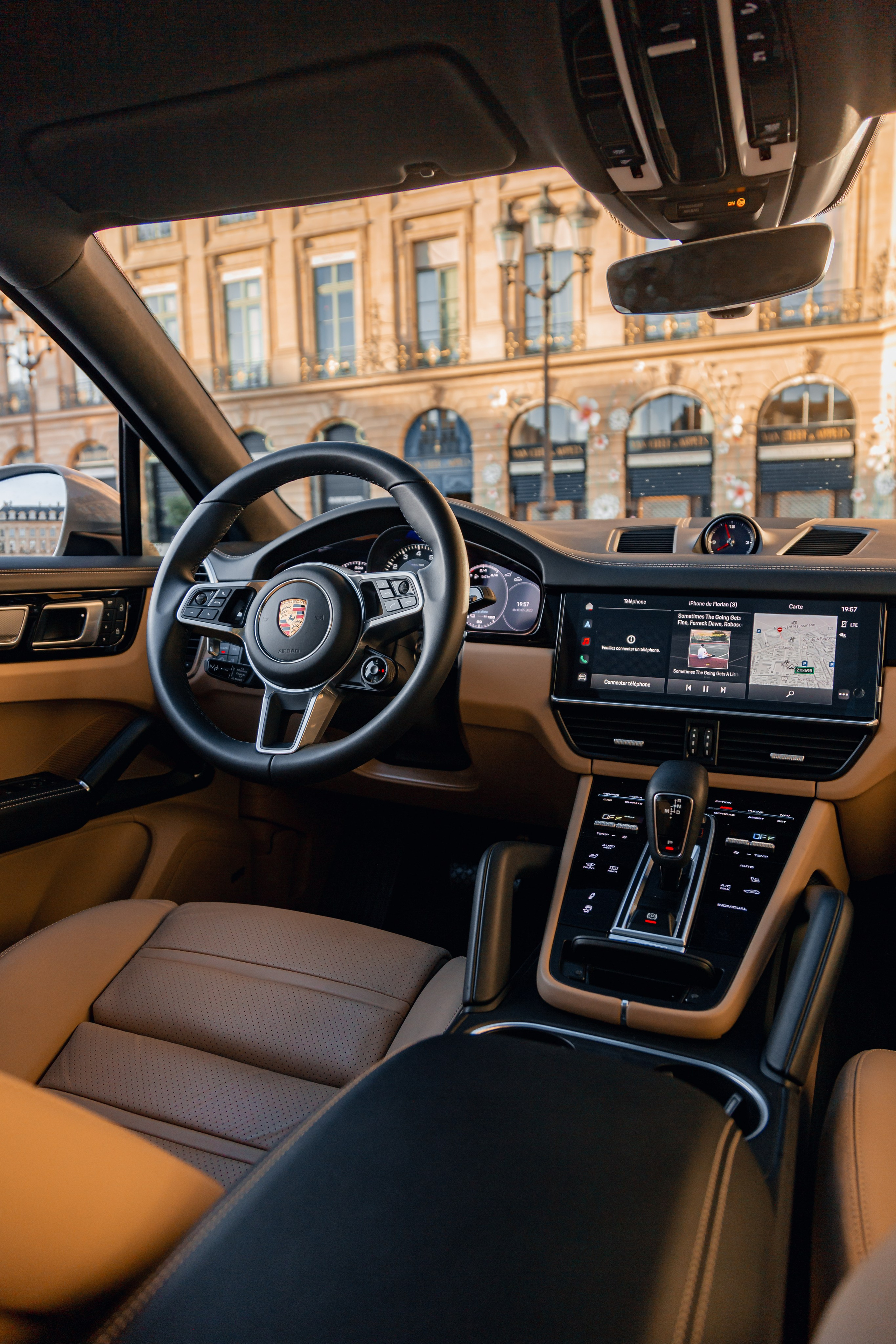 Porsche Cayenne E-Hybrid. Photographer in Paris — Vitalii Motruk