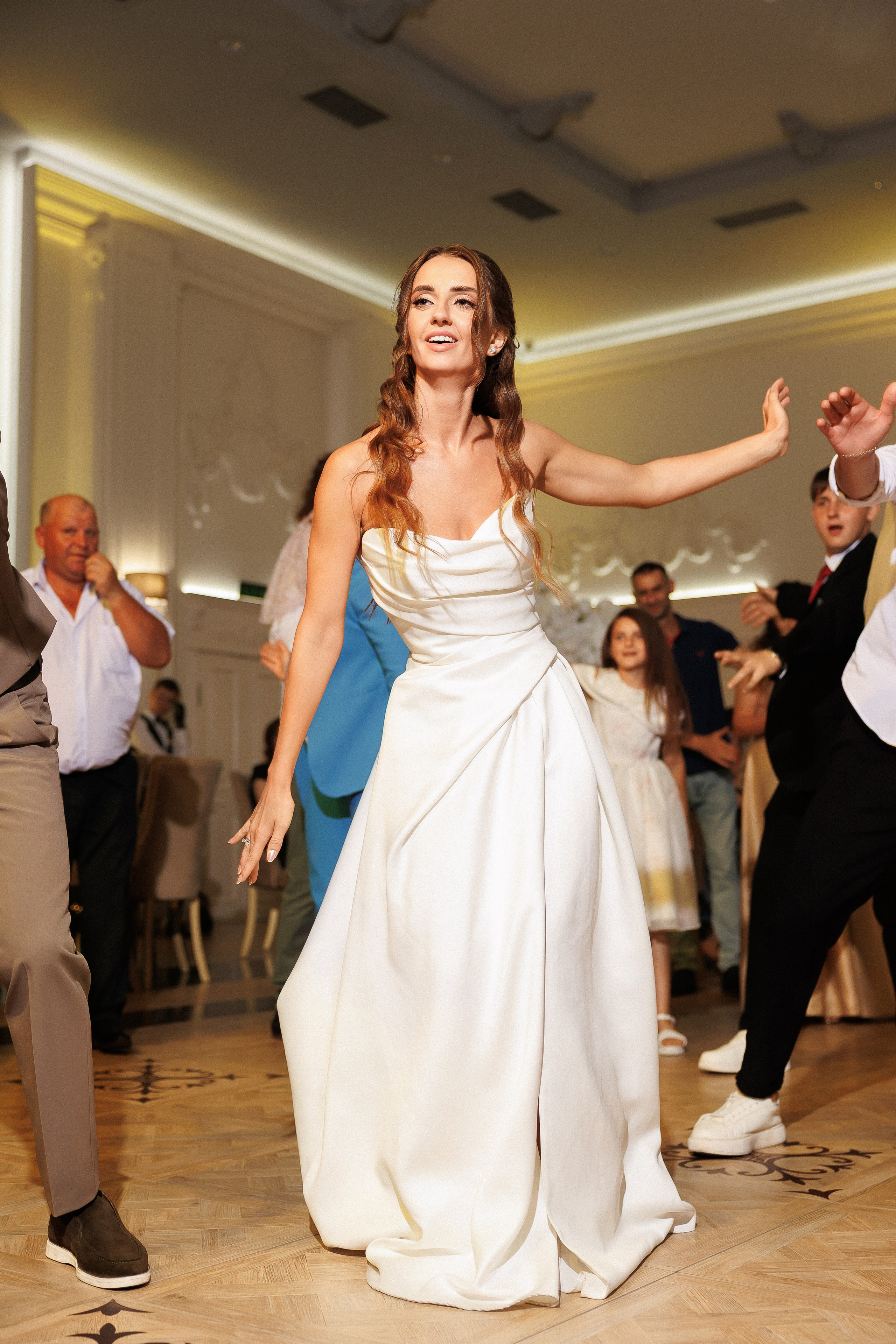 Eugen & Livia — Grand Elysee — Wedding Day. Servicii Foto și Video 067188353