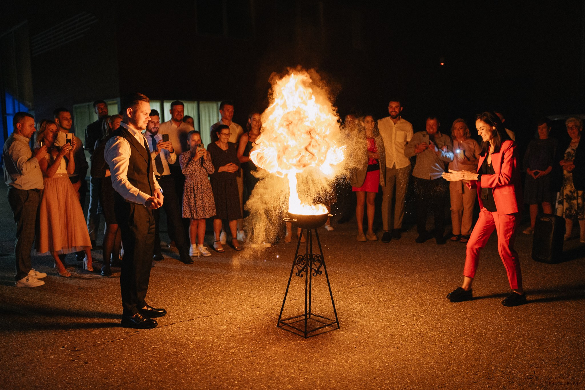 Vestuvinė fotosesija Kaune, Vienybės aikštėje, prie Lietuvos banko