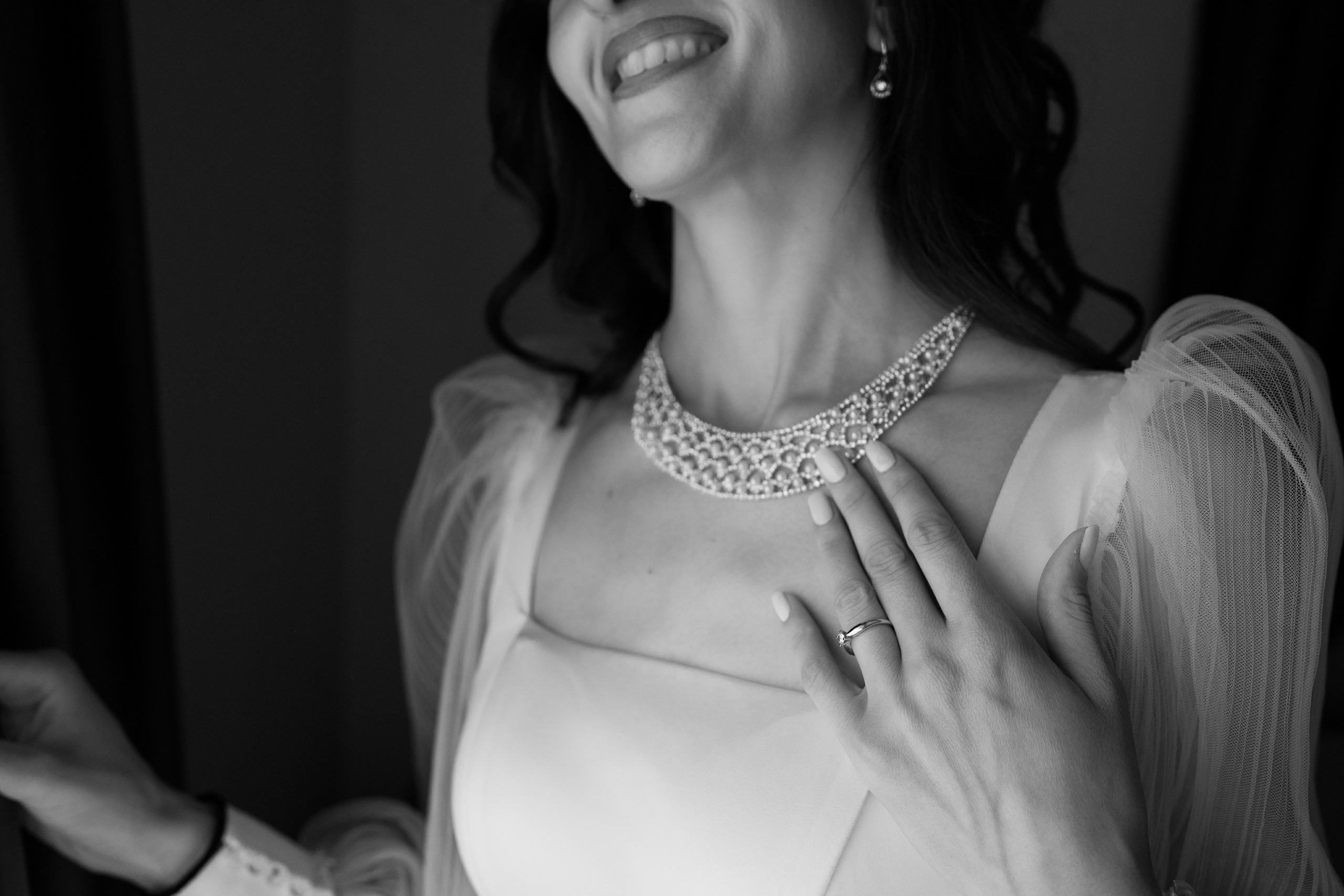 Detalii cu colierul, inelul de logodna si zambetul miresei din ziua nuntii