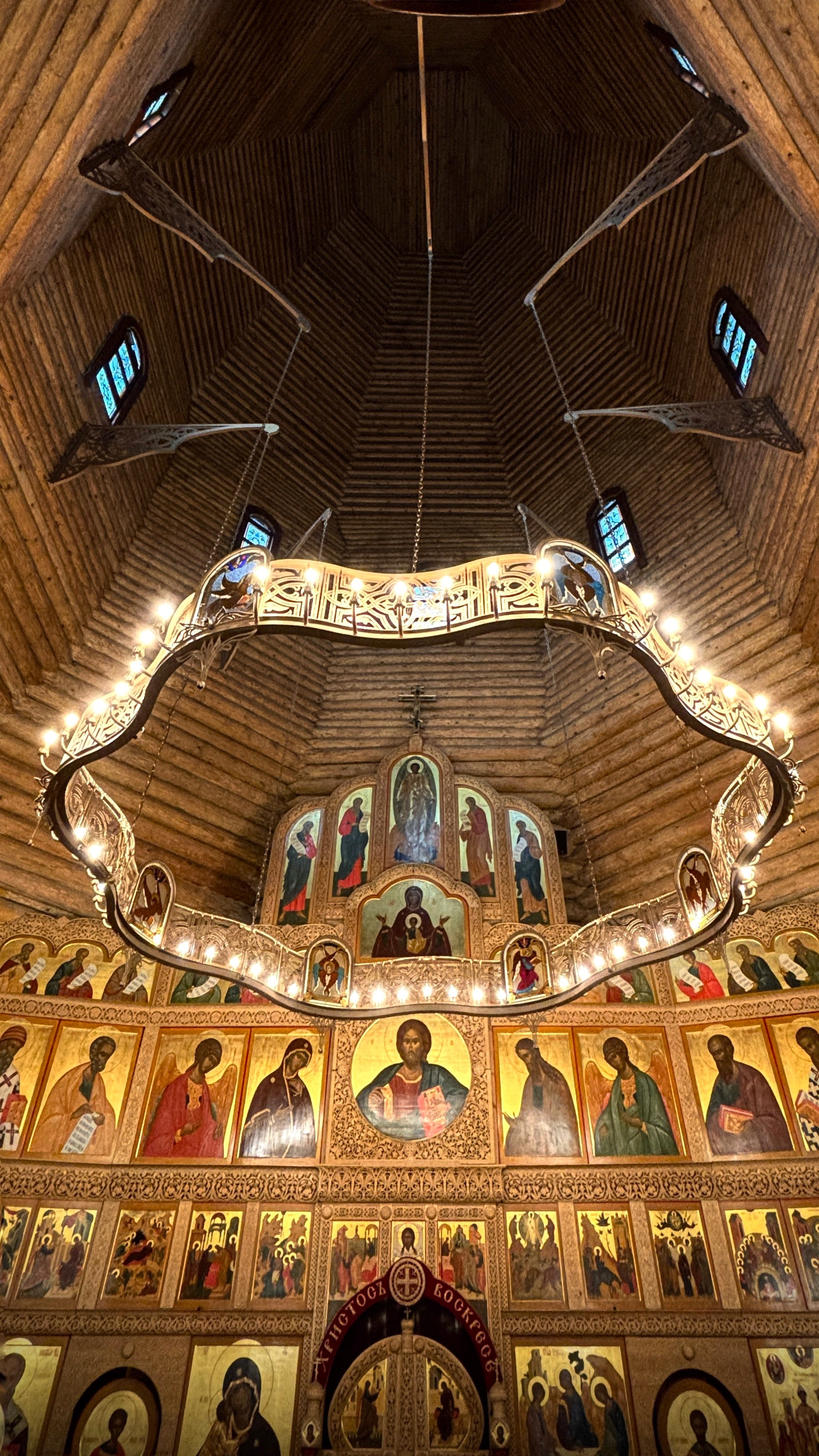 Хорос для храма Святой Троицы Прихода в честь Всех Святых в городе Минске Минской Епархии Белорусской Православной Церкви. 2022-2023. Сталь, худож. ковка, лазерная резка, сварка, витражи Анна Авгуль Магия витража.