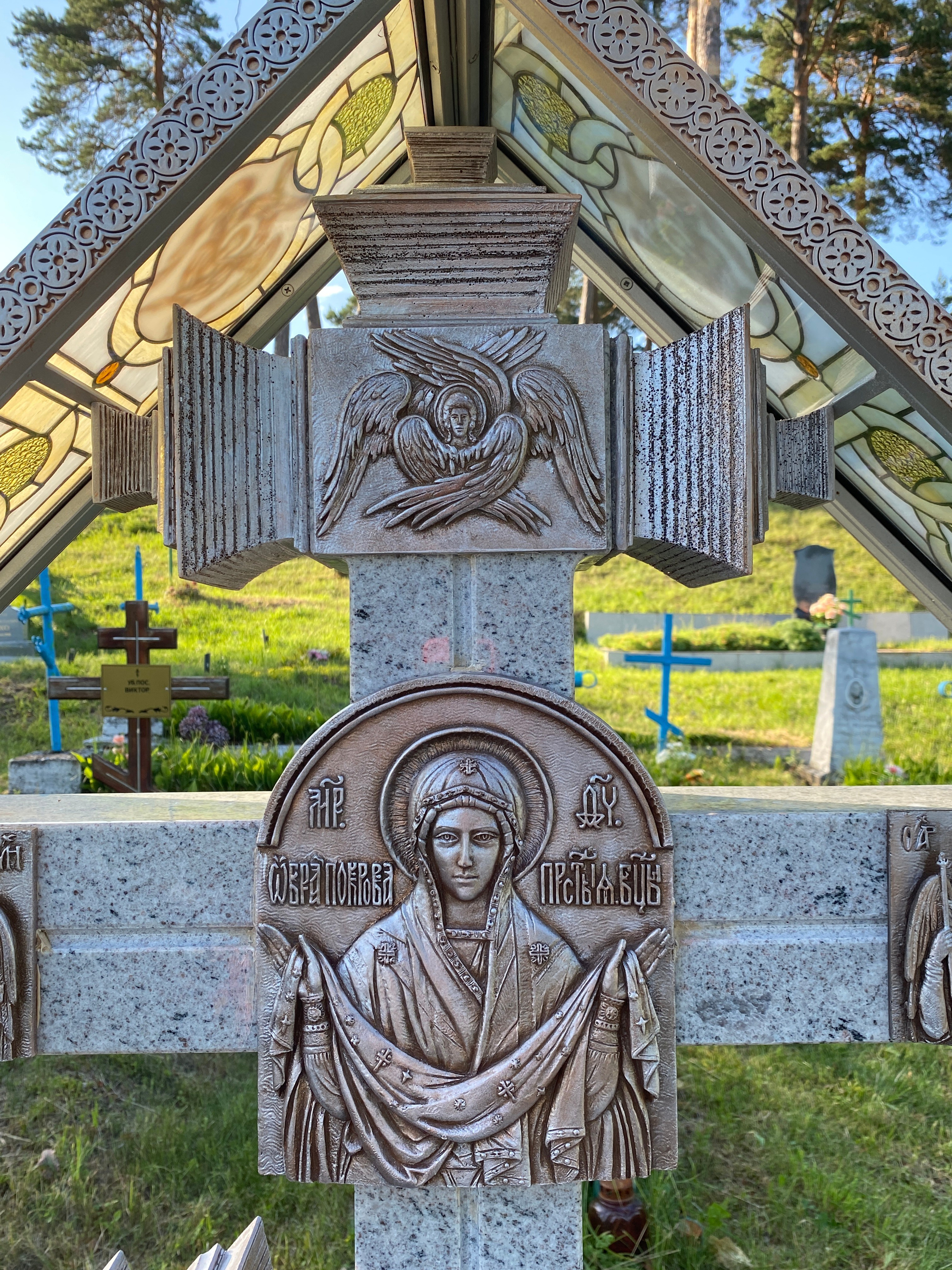 Мемориальная композиция в Успенском Жировичском ставропигиальном монастыре Белорусской православной церкви в агрогородке Жировичи Слонимского района Гродненской области Республики Беларусь. Протоиерей Фёдор Повный - идея и творческая концепция. Мария Тарлецкая - автор проекта и руководитель реализации. Анна Авгуль - витраж.  2022-2023 г. Сталь, витражи, монолитный поликарбонат,  художественная ковка, лазерная резка, сварка.