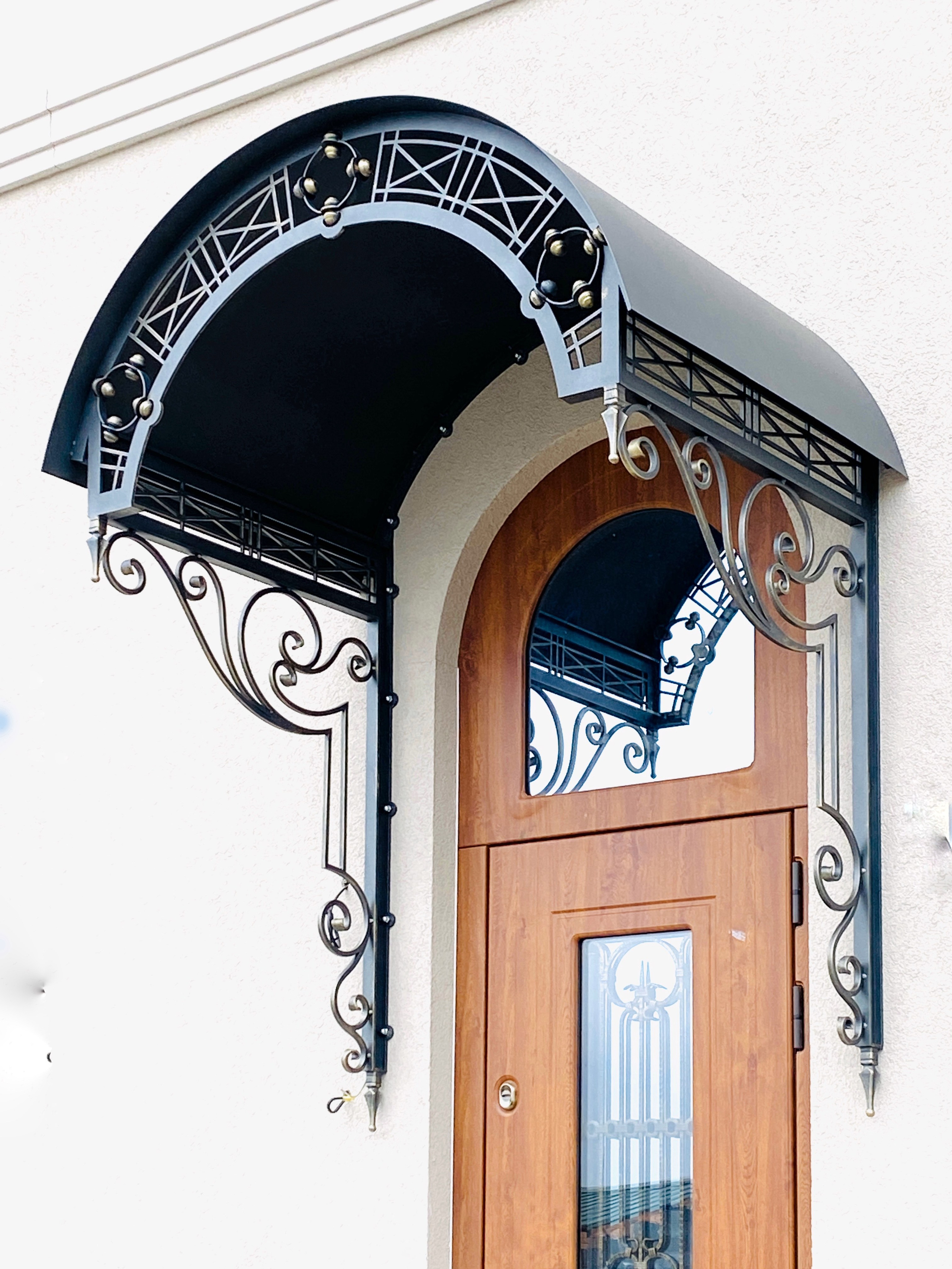 Козырьки Храма-памятника в честь Всех Святых и в память о жертвах, спасению Отечества нашего послуживших в городе Минске Минской Епархии Белорусской Православной Церкви. 2019 г. Сталь, стекло, лазерная резка, художественная ковка, сварка.