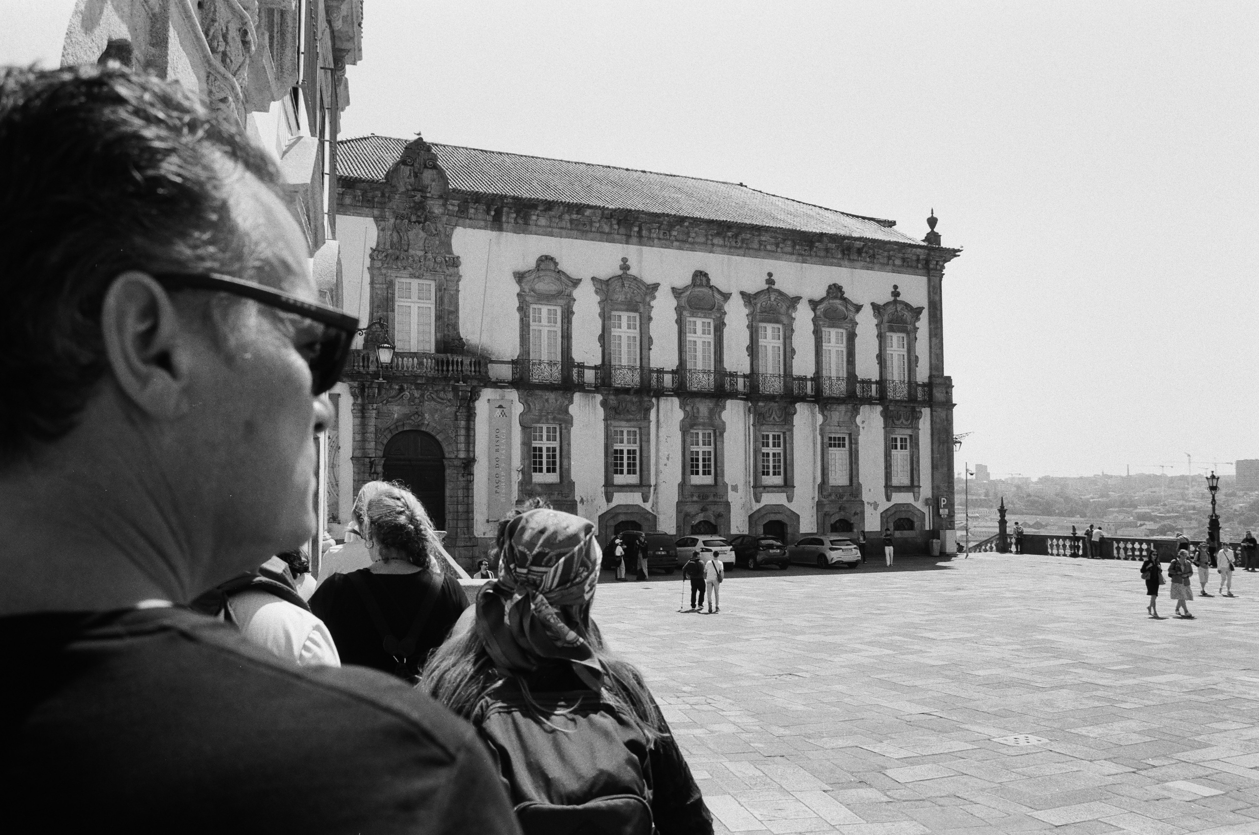 Touristen vor der Kathedrale Sé do Porto auf dem großen Platz