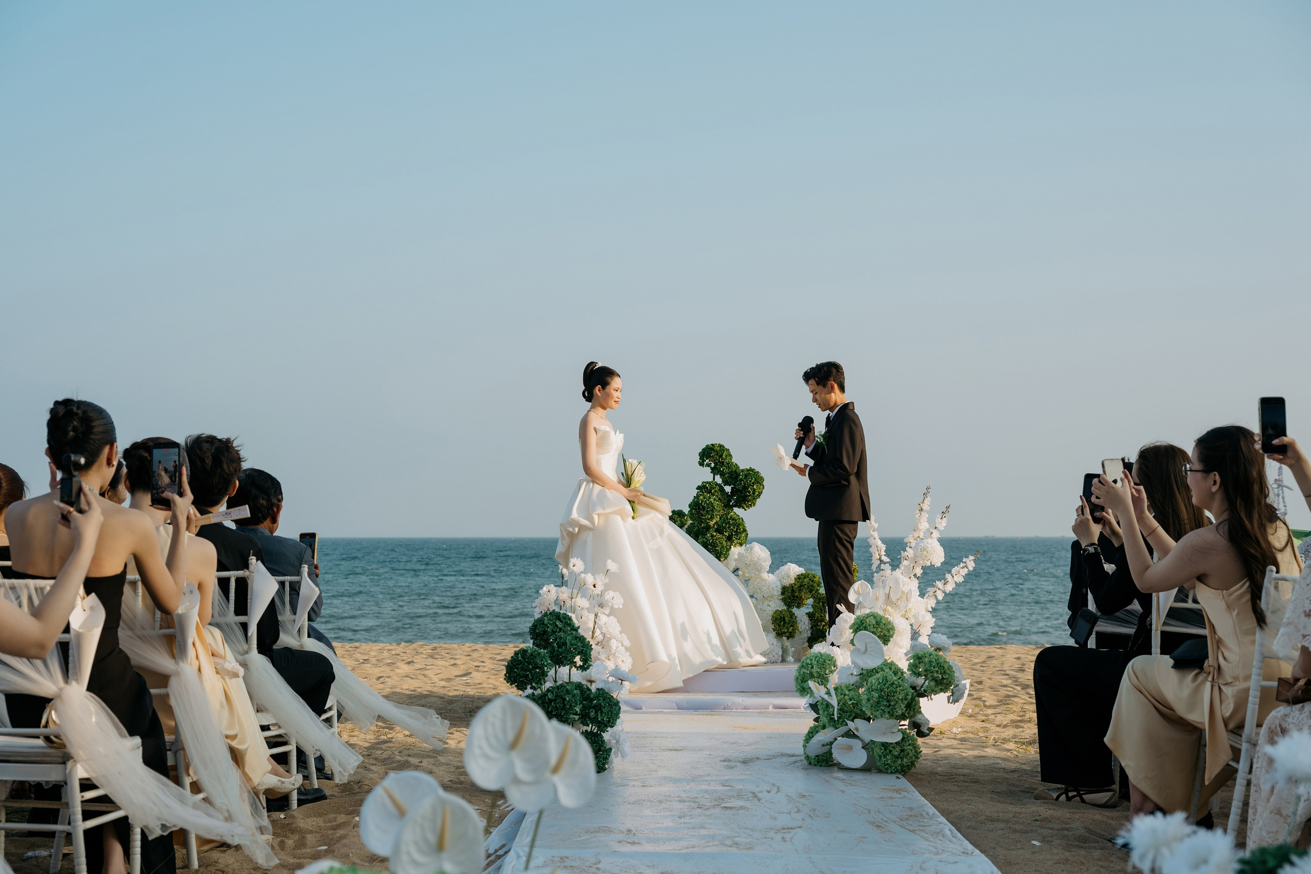 DIEU & THINH/Destination Wedding. Nhiếp ảnh gia đám cưới hàng đầu tại Thành Phố Hồ Chí Minh