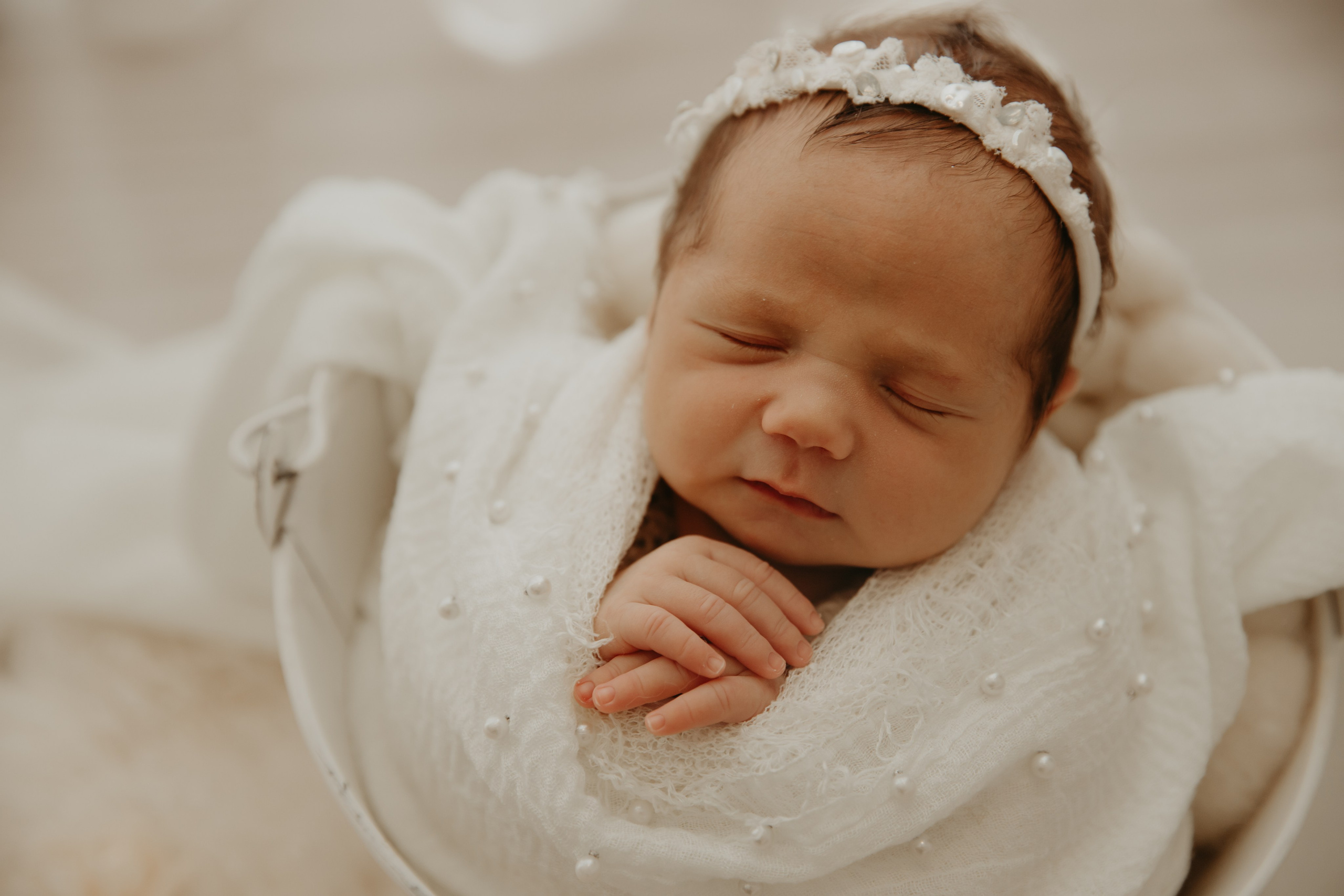 recém-nascido em ensaio newborn com luz natural em estúdio em Sorocaba