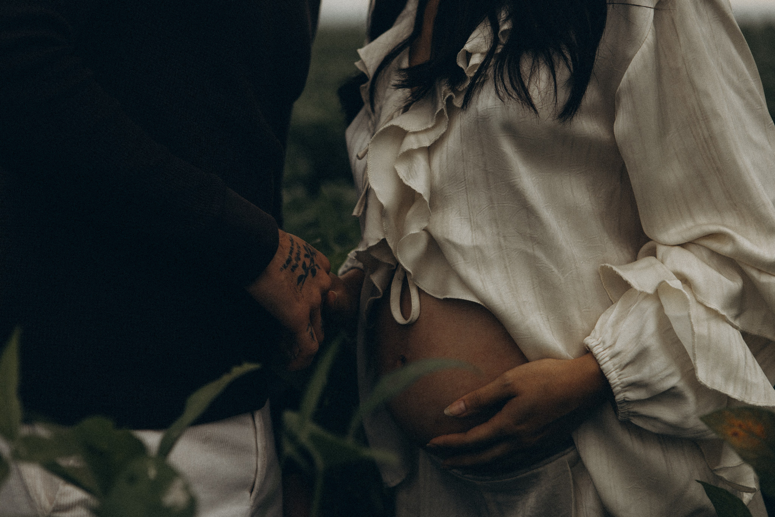 gesto de carinho em ensaio gestante externo em Sorocaba