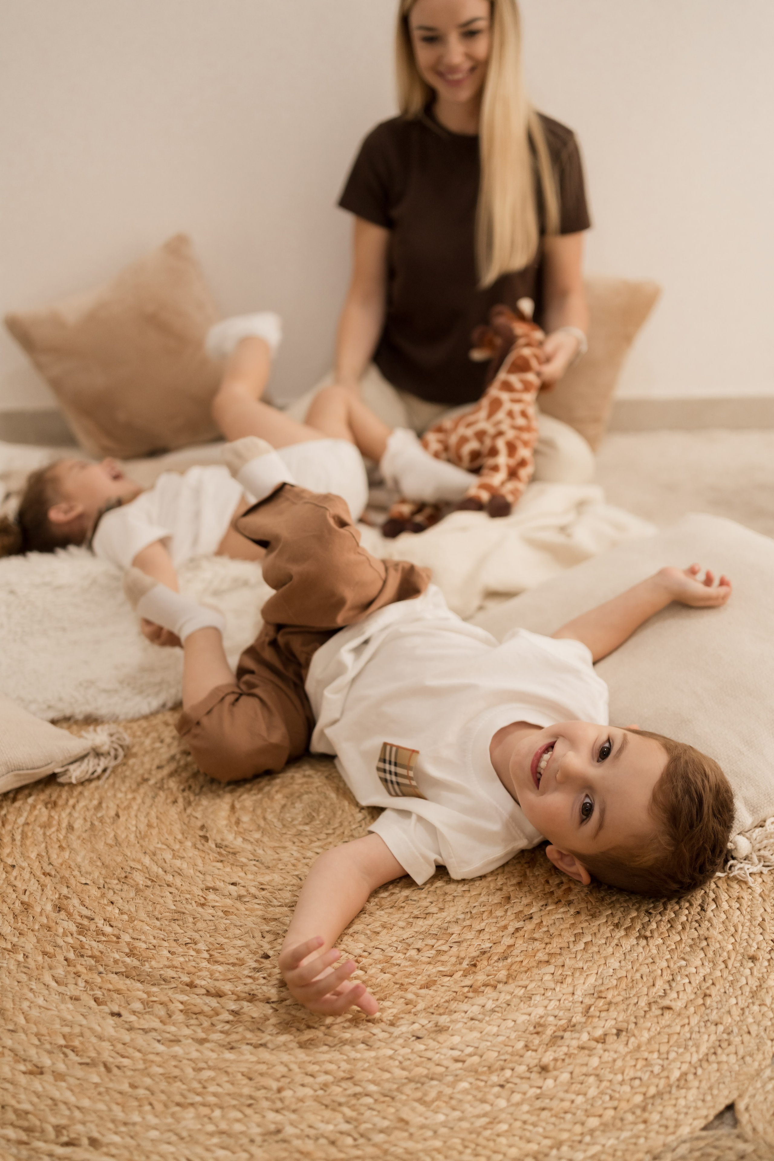 Home studio session — fun and giggles!. Angela Iakovleva — Family Photographer in Dubai