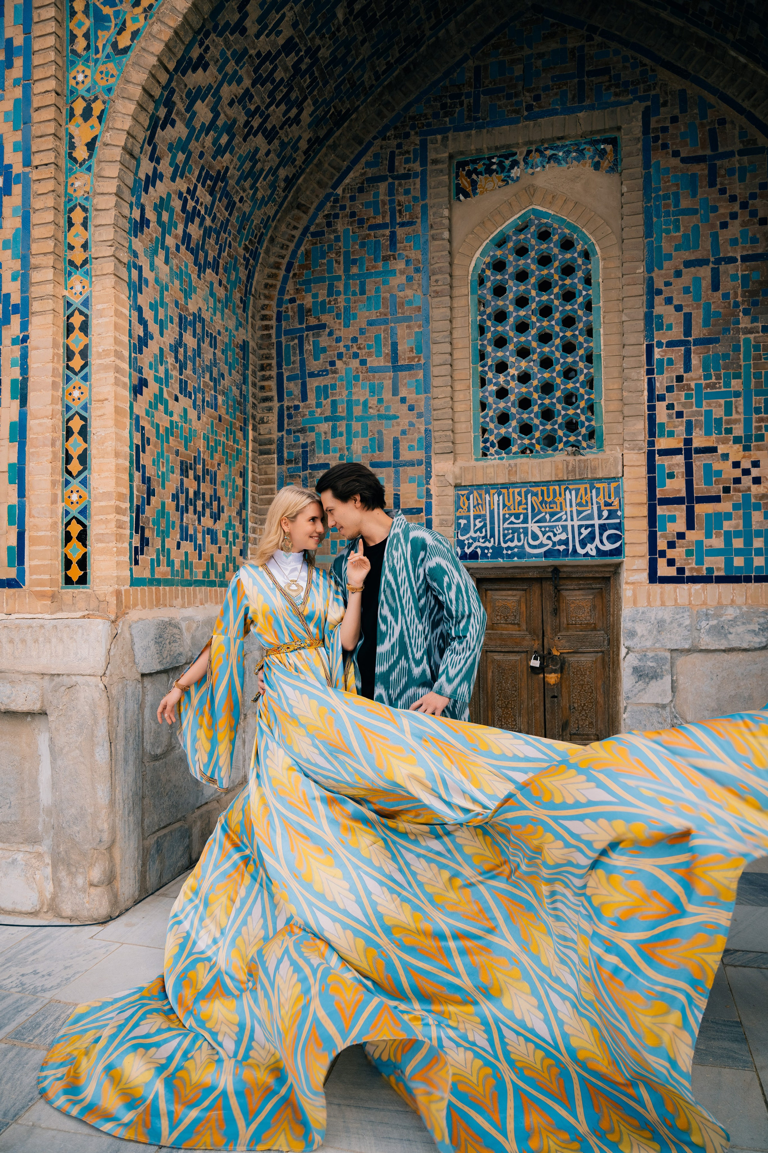 Слияние культур: русская пара в узбекских нарядах.