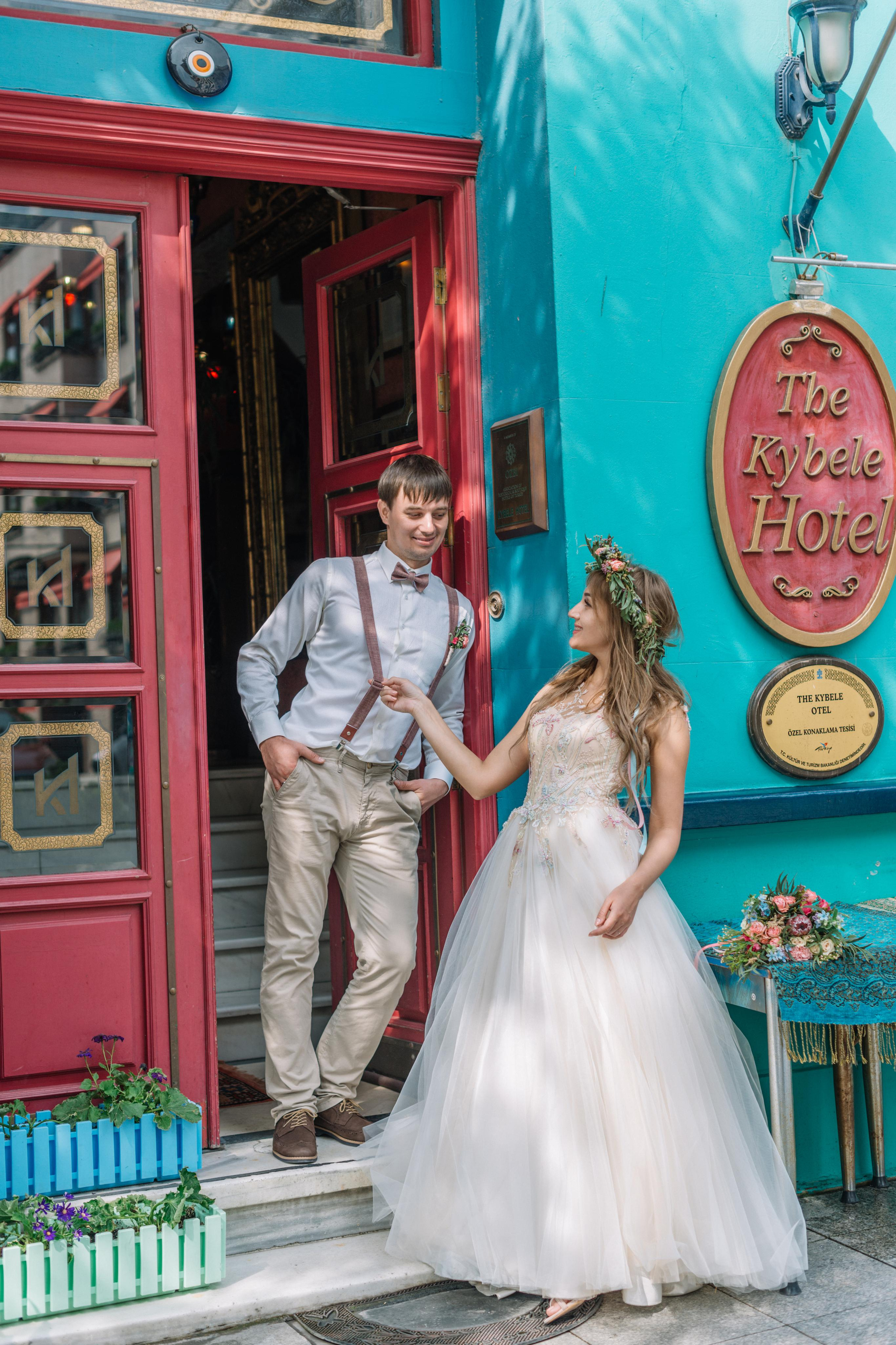 Свадебные фотосессии в Стамбуле. Wedding, family and lifestyle photographer Anatoly. Photo sessions on rooftops with seagulls. Istanbul