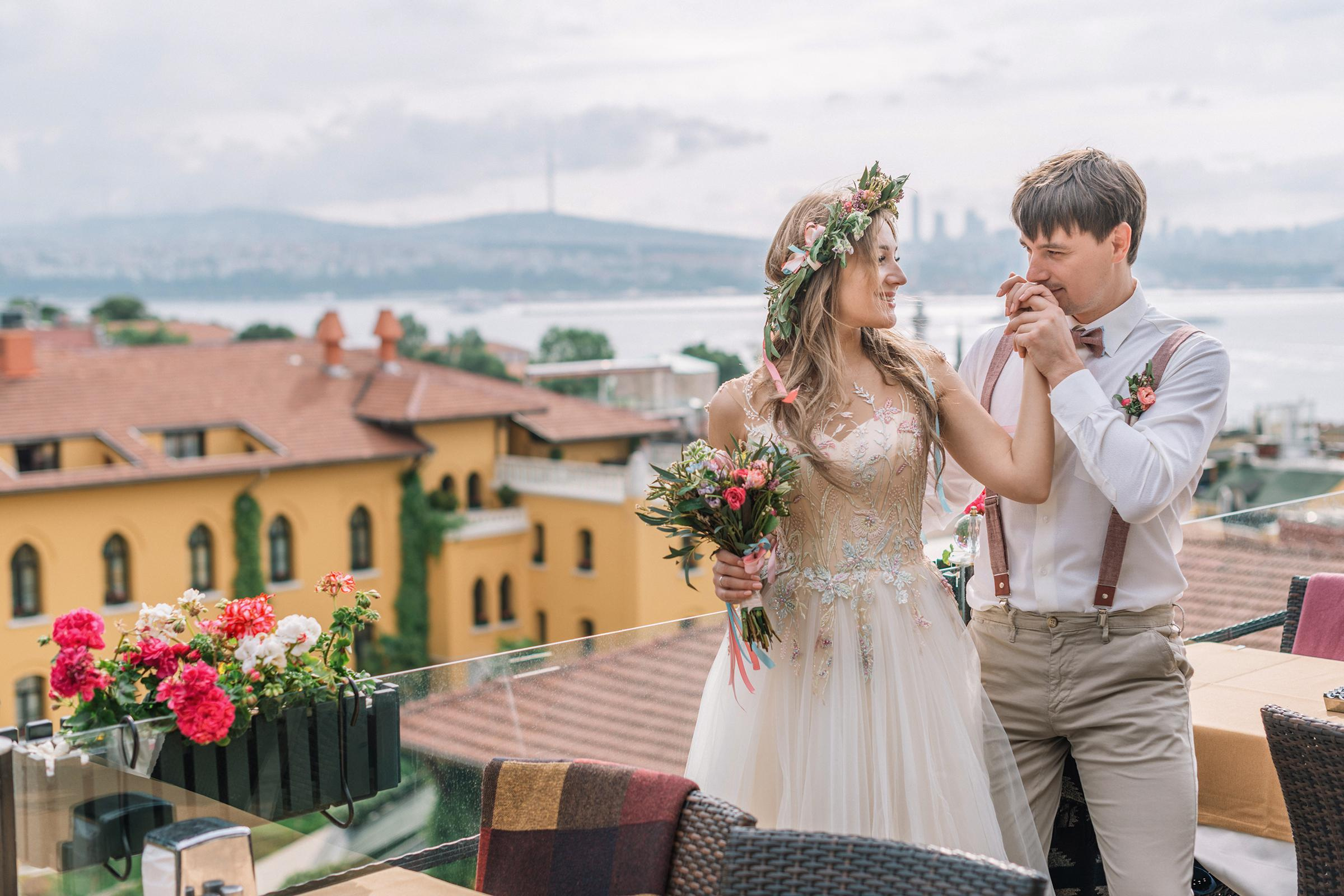 Свадебные фотосессии в Стамбуле. Wedding, family and lifestyle photographer Anatoly. Photo sessions on rooftops with seagulls. Istanbul