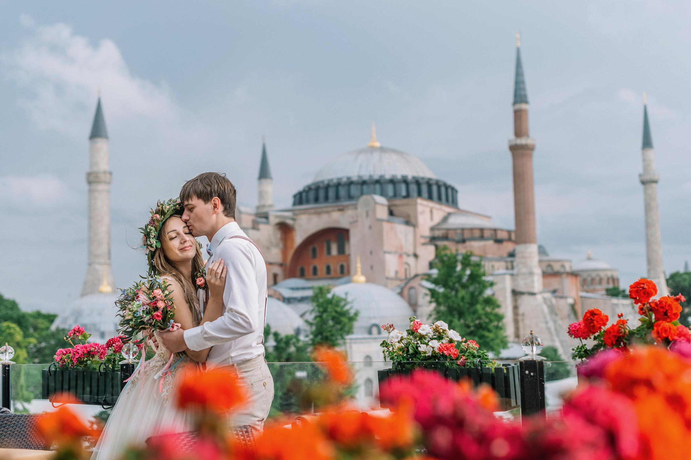 Свадебные фотосессии в Стамбуле. Wedding, family and lifestyle photographer Anatoly. Photo sessions on rooftops with seagulls. Istanbul
