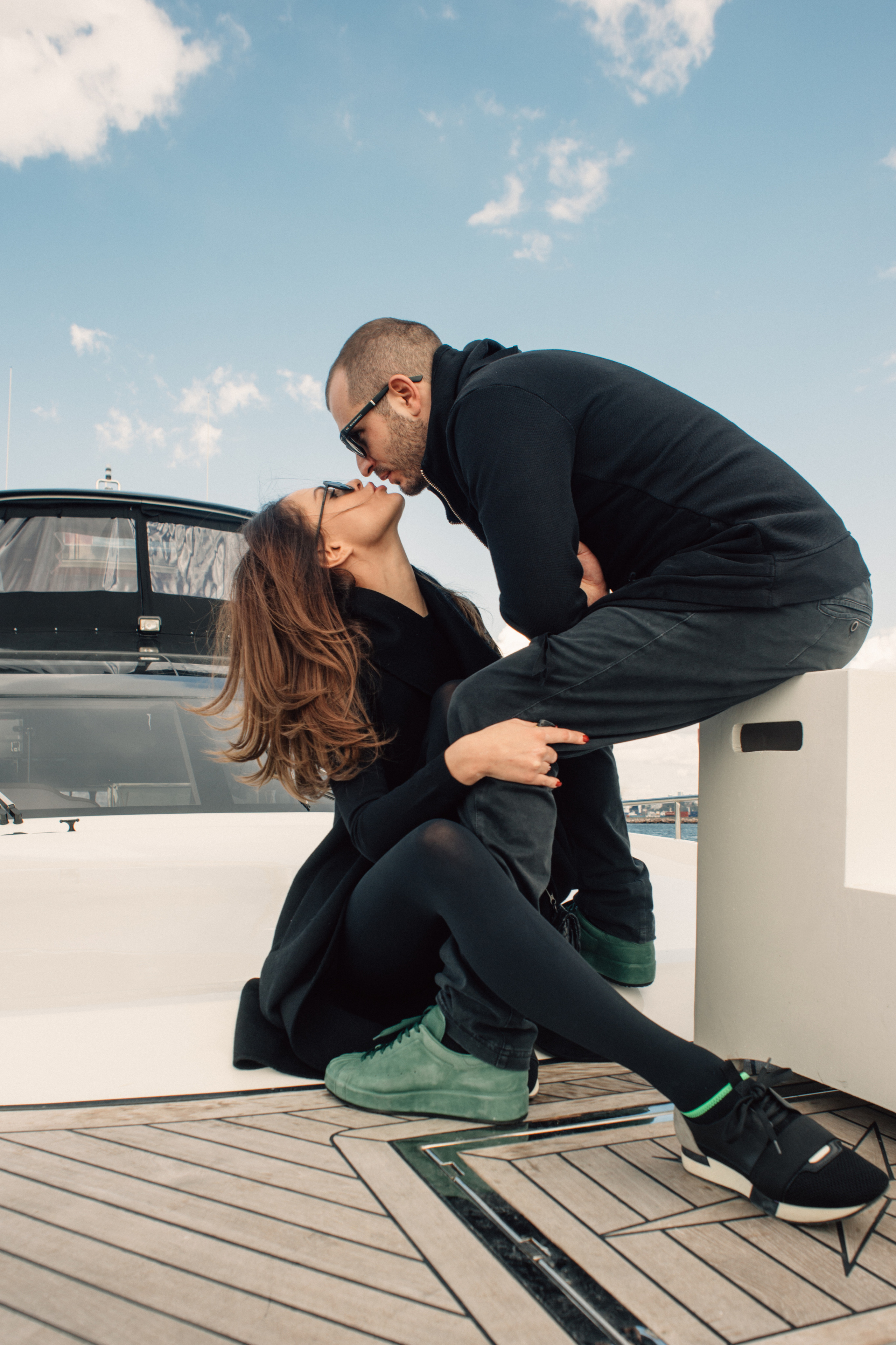 Love Story на крыше с взлетающими чайками в Стамбуле