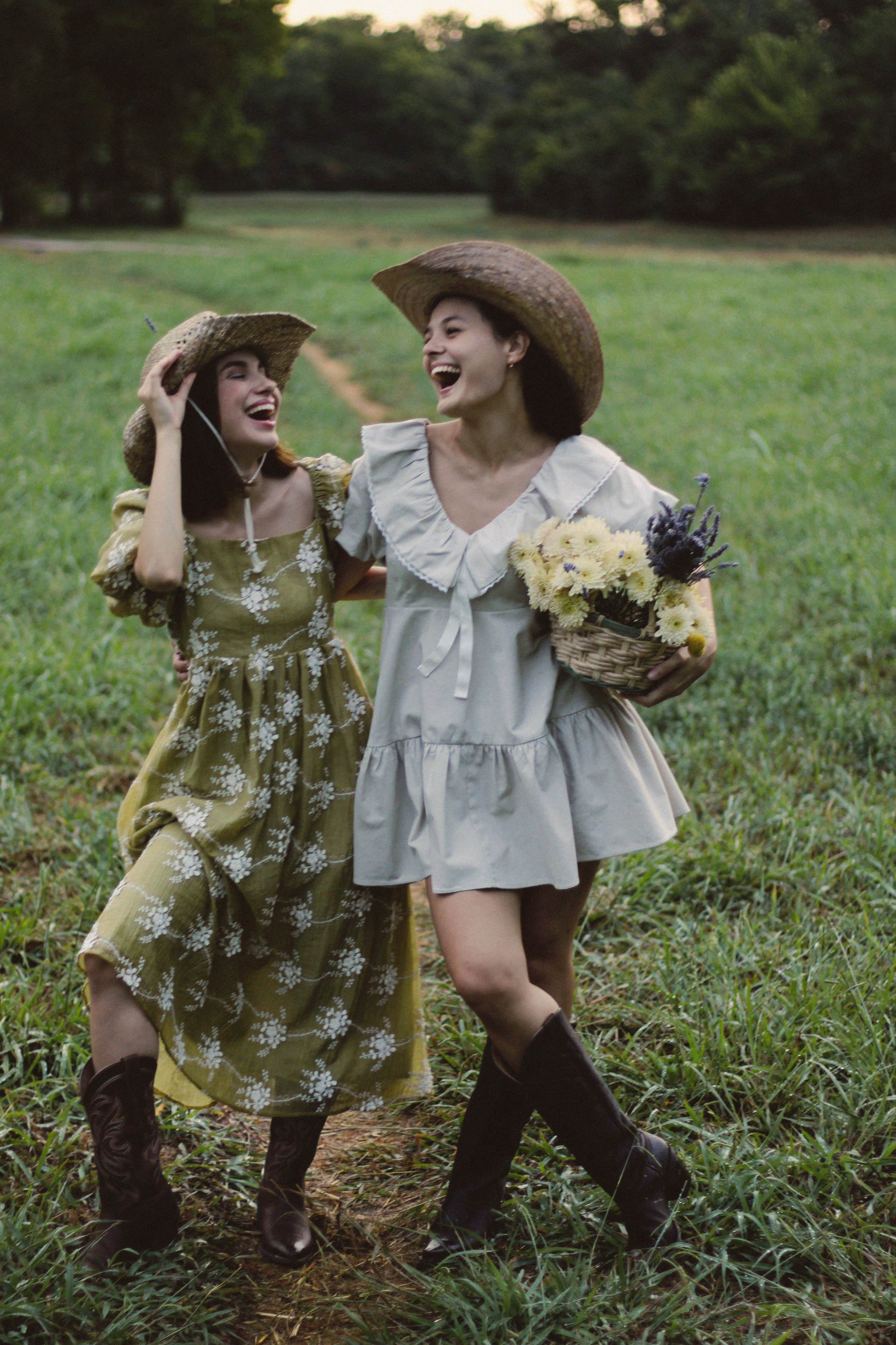 Countryside cowgirl-style portrait photoshoot. Lana Petrychenko — Portrait & Family Photographer. Valencia, Spain