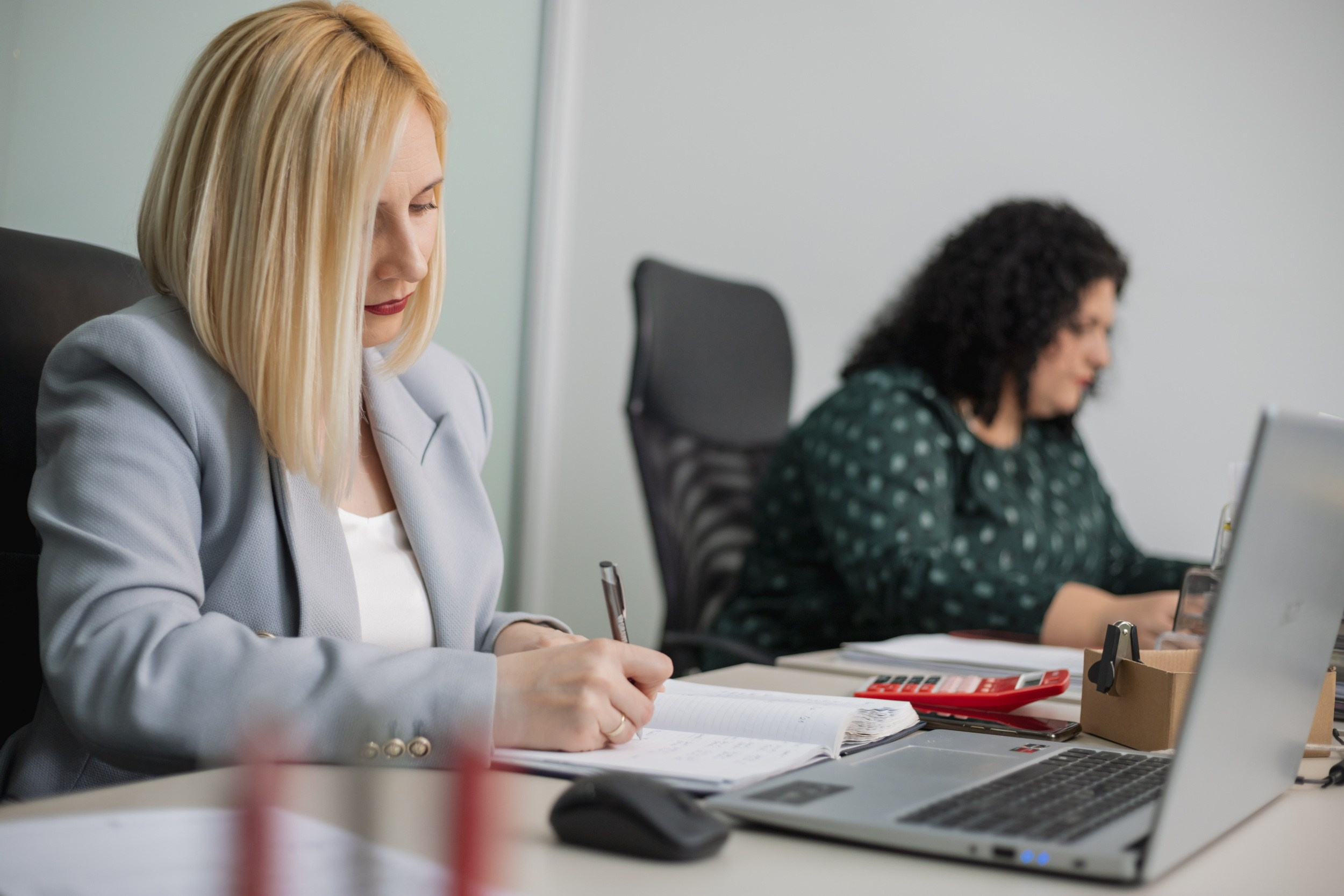 POSLOVNI PORTRETI. Fotografi iz Backog Petrovca David i Andrea Stojanovic