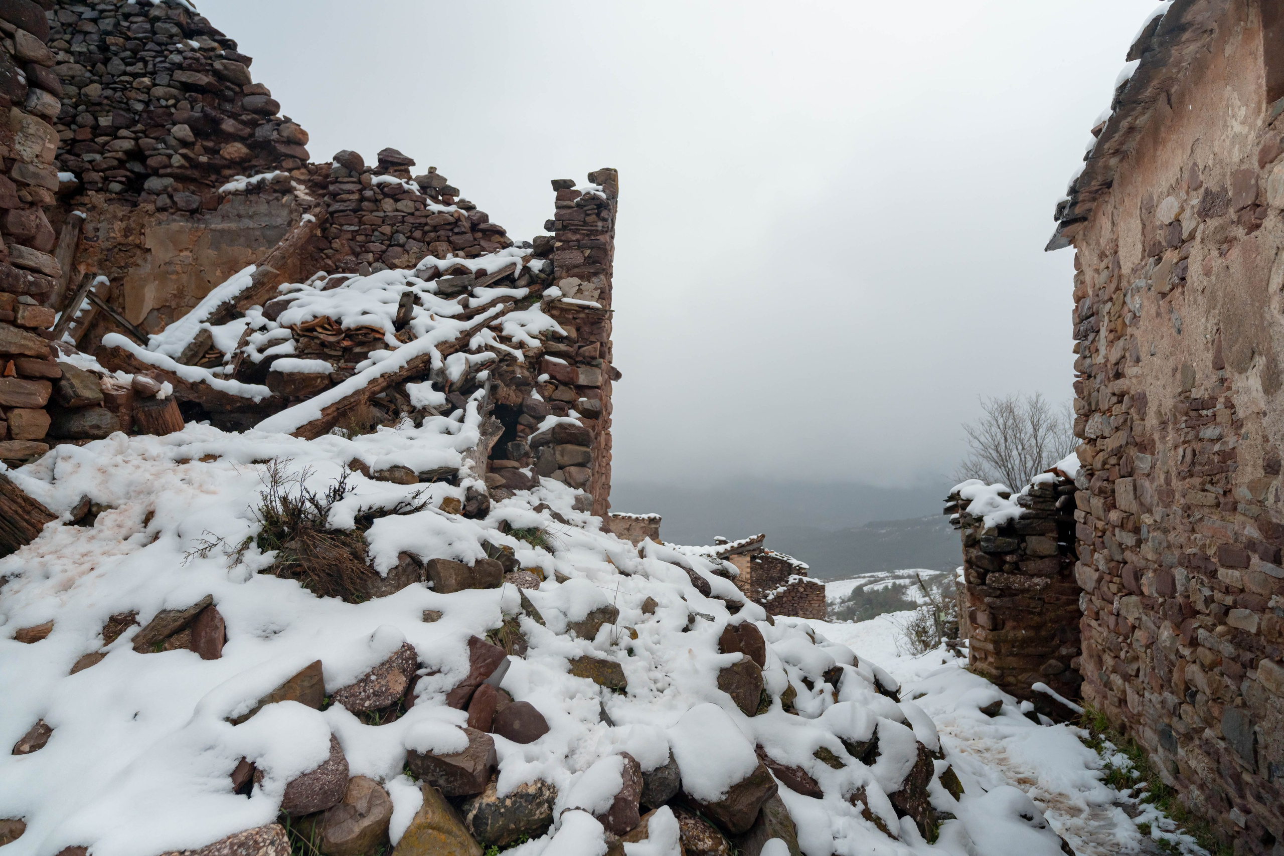 Pueblo abandonado de Montsor nevado. Alba del Norte Studio