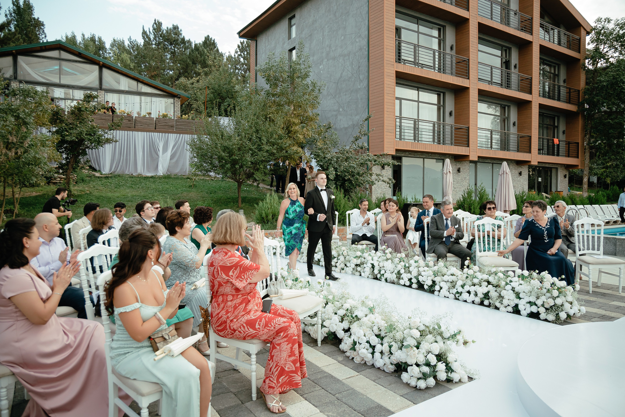 Thomas & Suyumbika. Главная