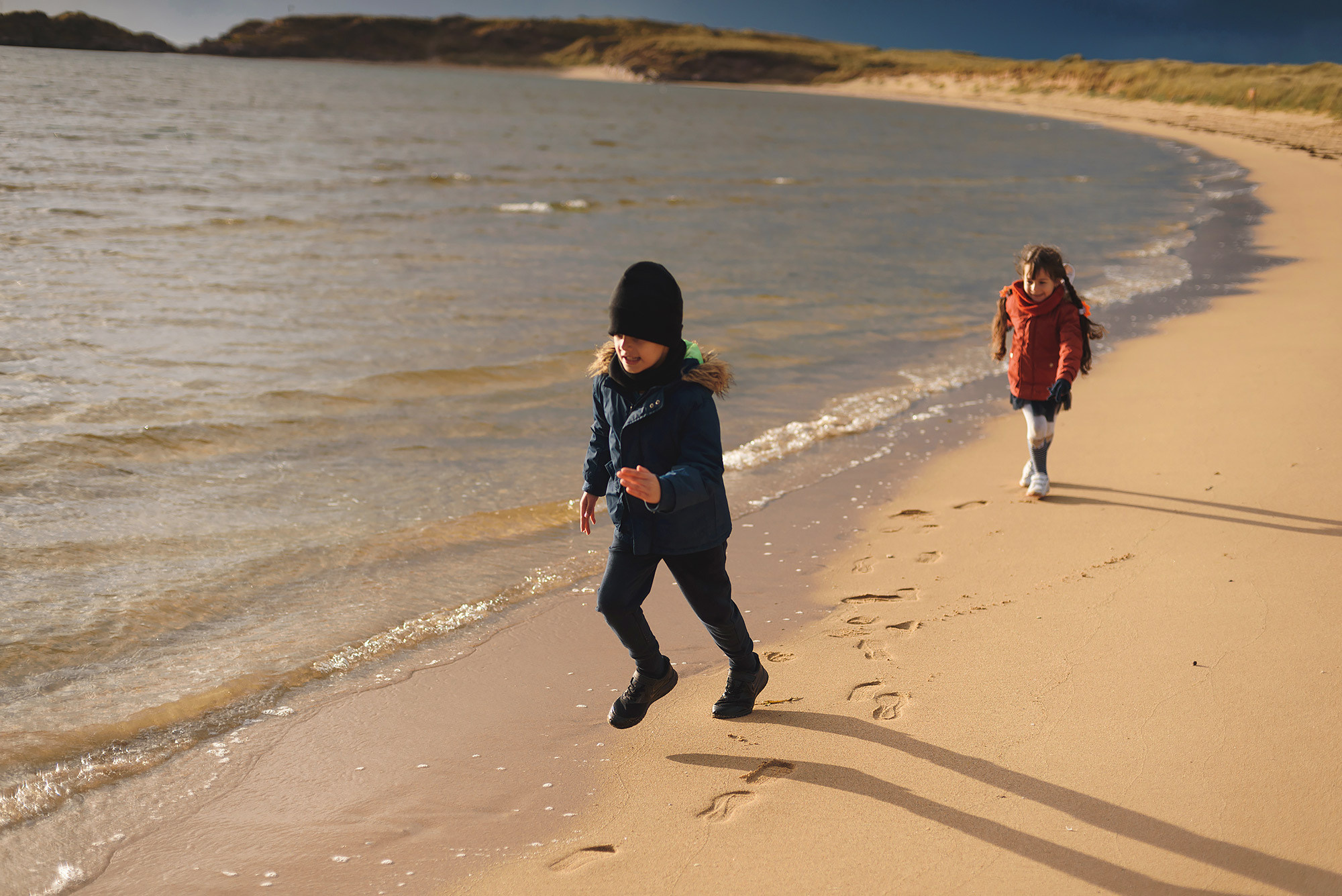 Bunbeg Beach family photographer in Ireland — Andrei Zveaghintev