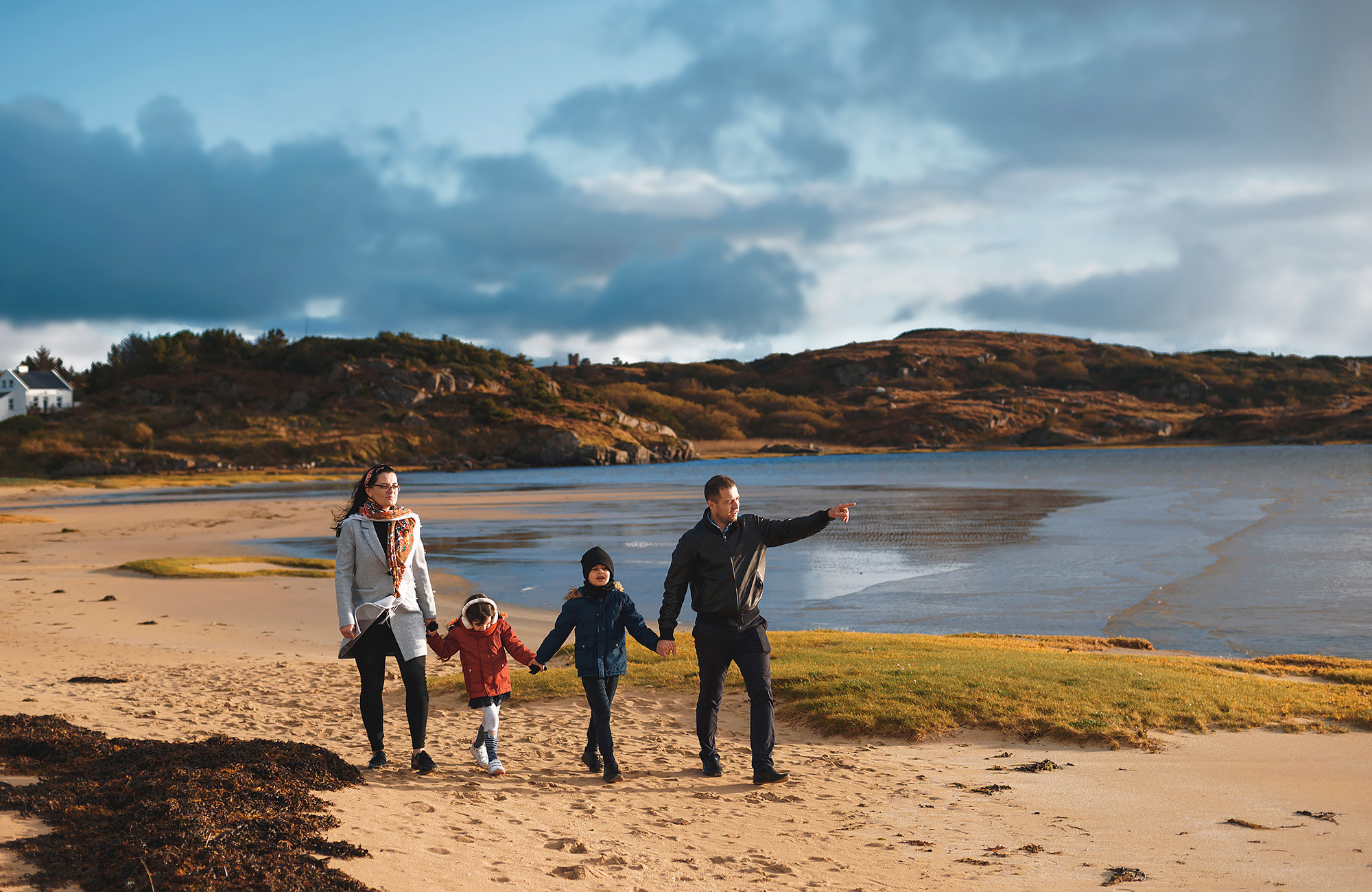 Bunbeg Beach family photographer in Ireland — Andrei Zveaghintev