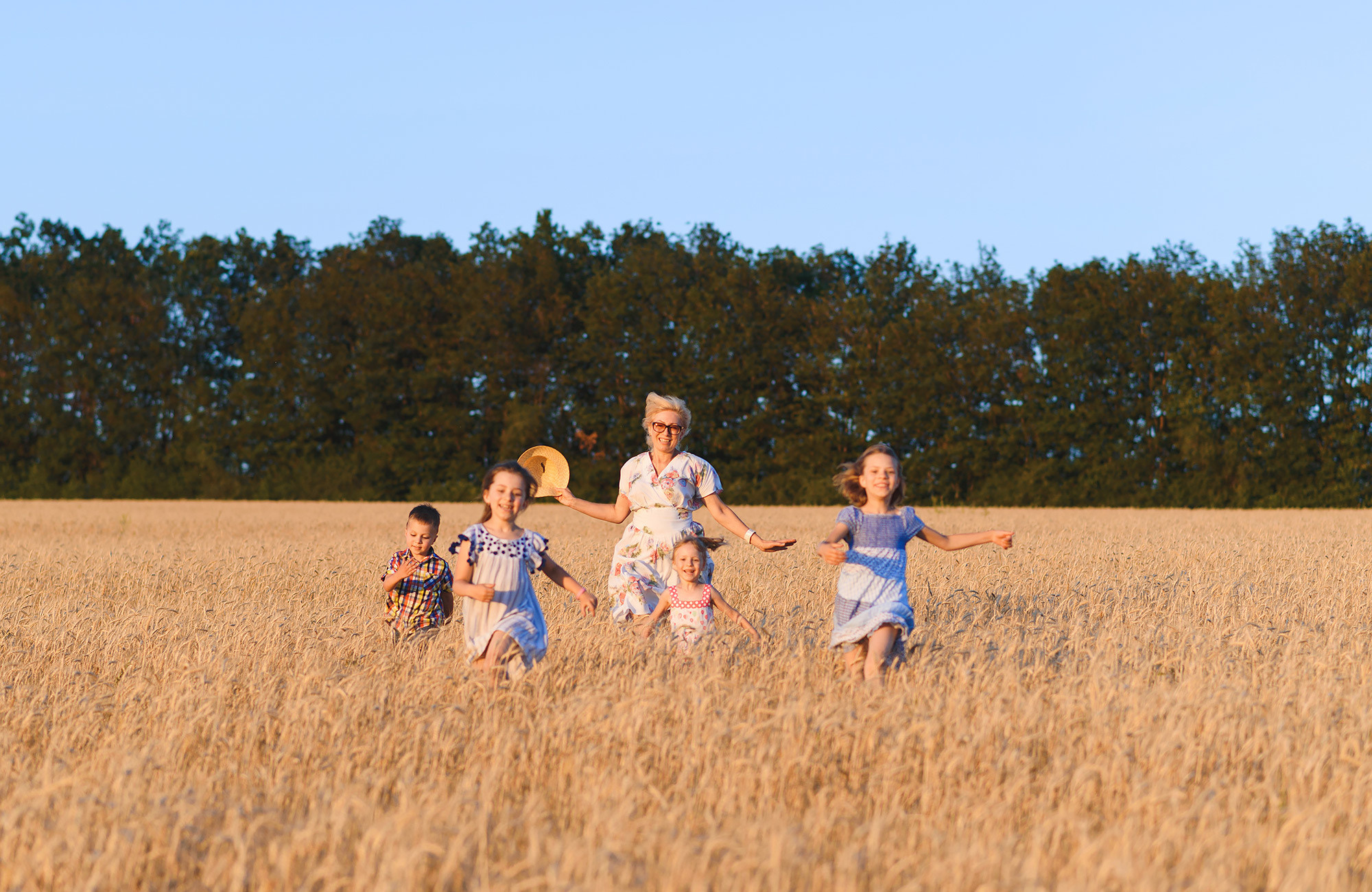 Family photography in wheat field — Andrei Zveaghintev