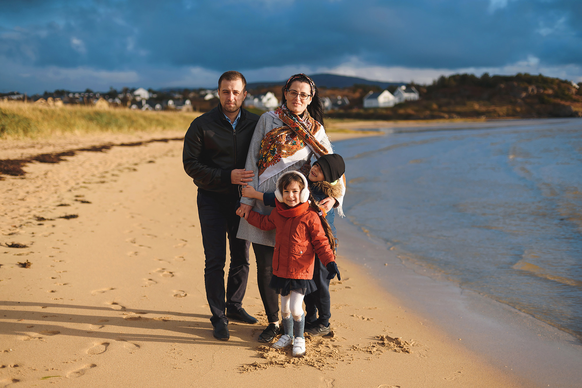 Bunbeg Beach family photographer in Ireland — Andrei Zveaghintev