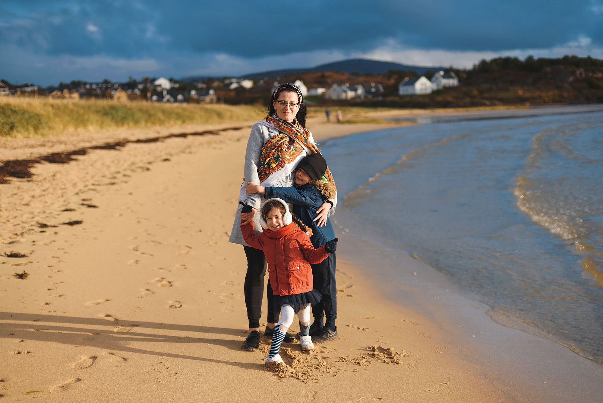 Bunbeg Beach family photographer in Ireland — Andrei Zveaghintev