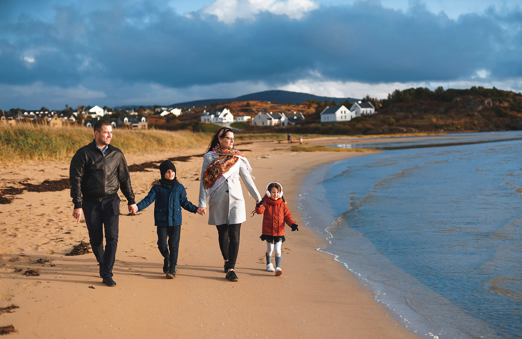Bunbeg Beach family photographer in Ireland — Andrei Zveaghintev