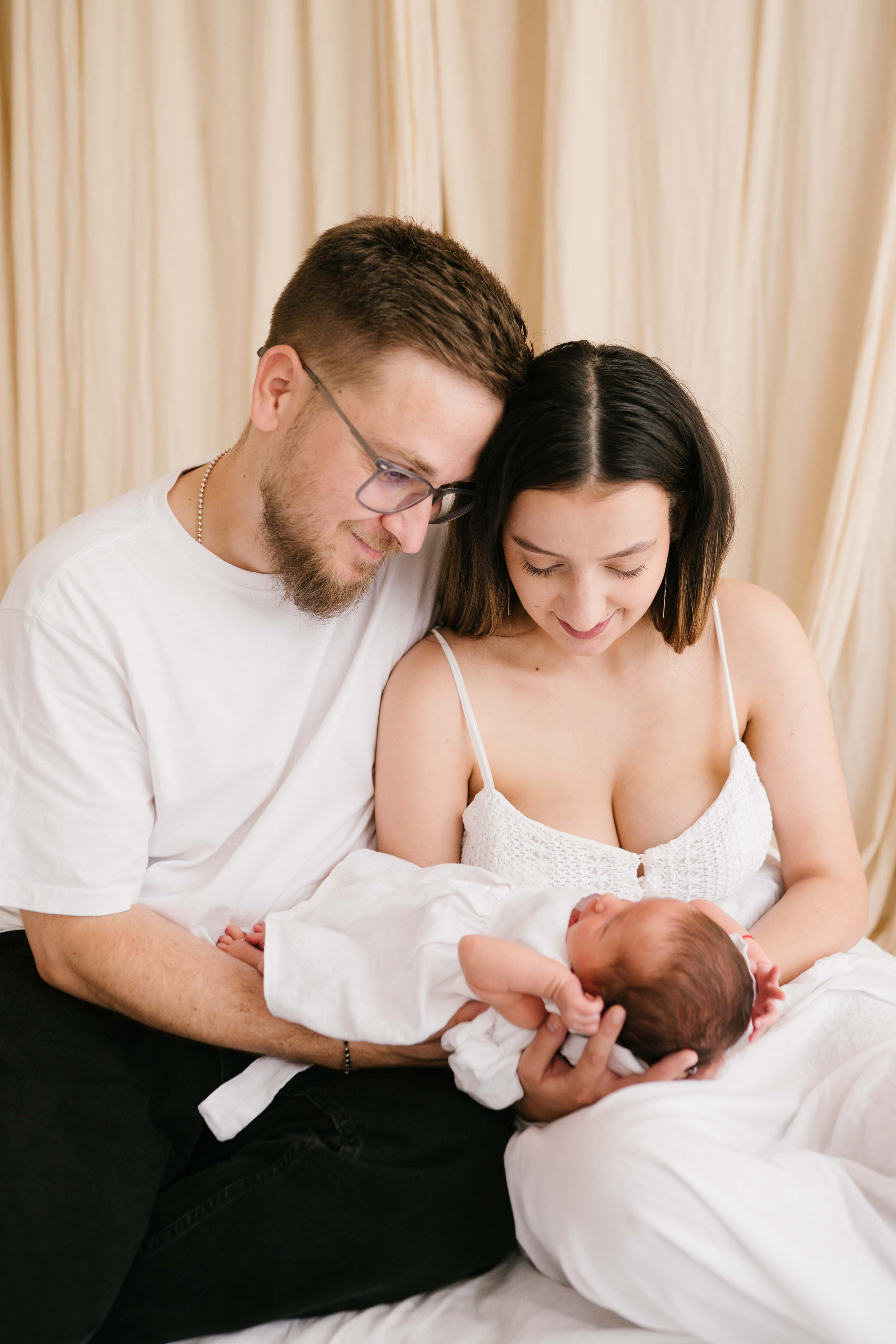 Inspira sesiune foto nou-nascut. Madalina Beda- Artist vizual, fotograf, doula la nastere, consultant babywearing Brasov si in toata tara