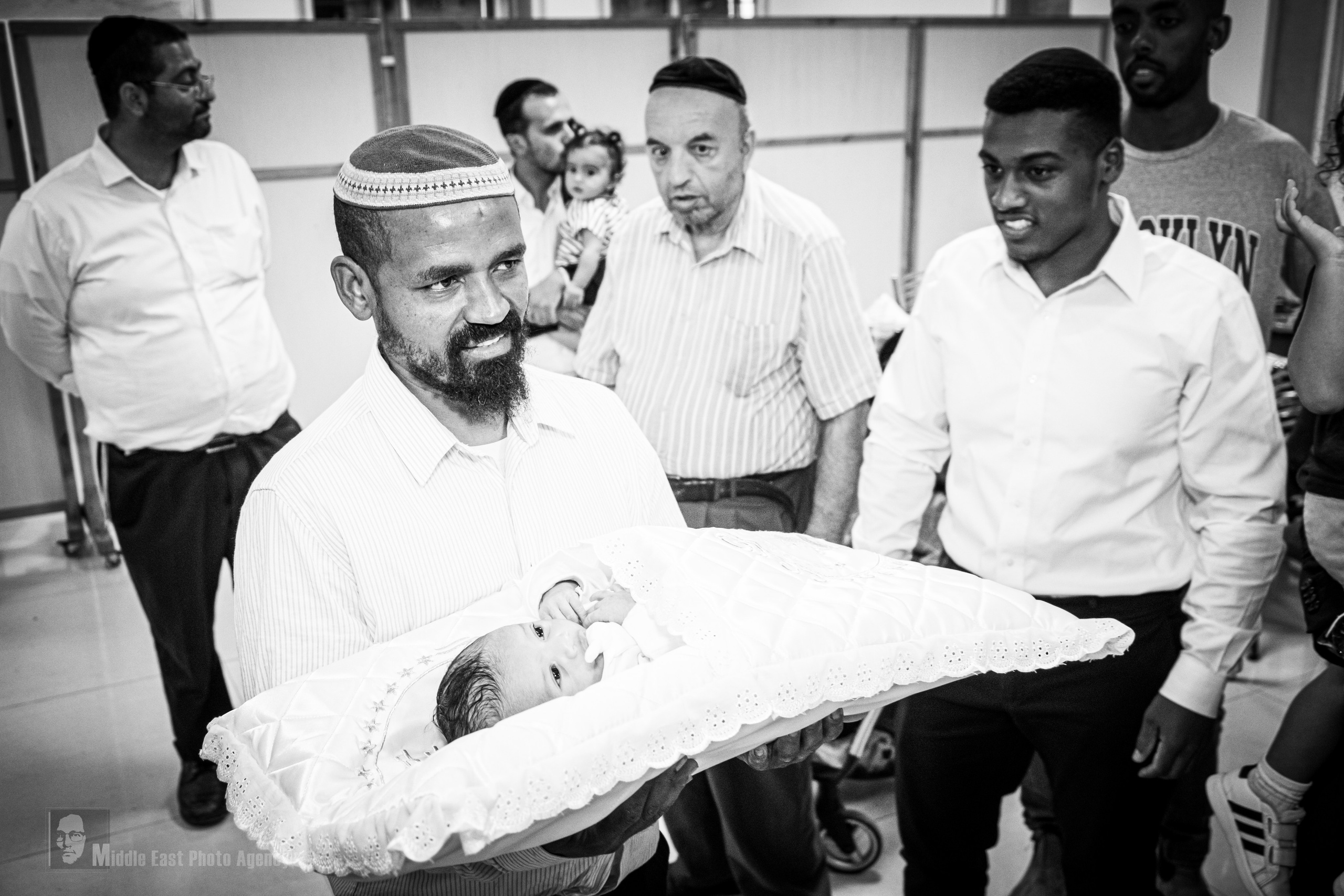 ‏ברית מילה. Middle East Photo Agency — Photography & Event Magnets — סוכנות צילום והדפסת מגנטים לאירועים