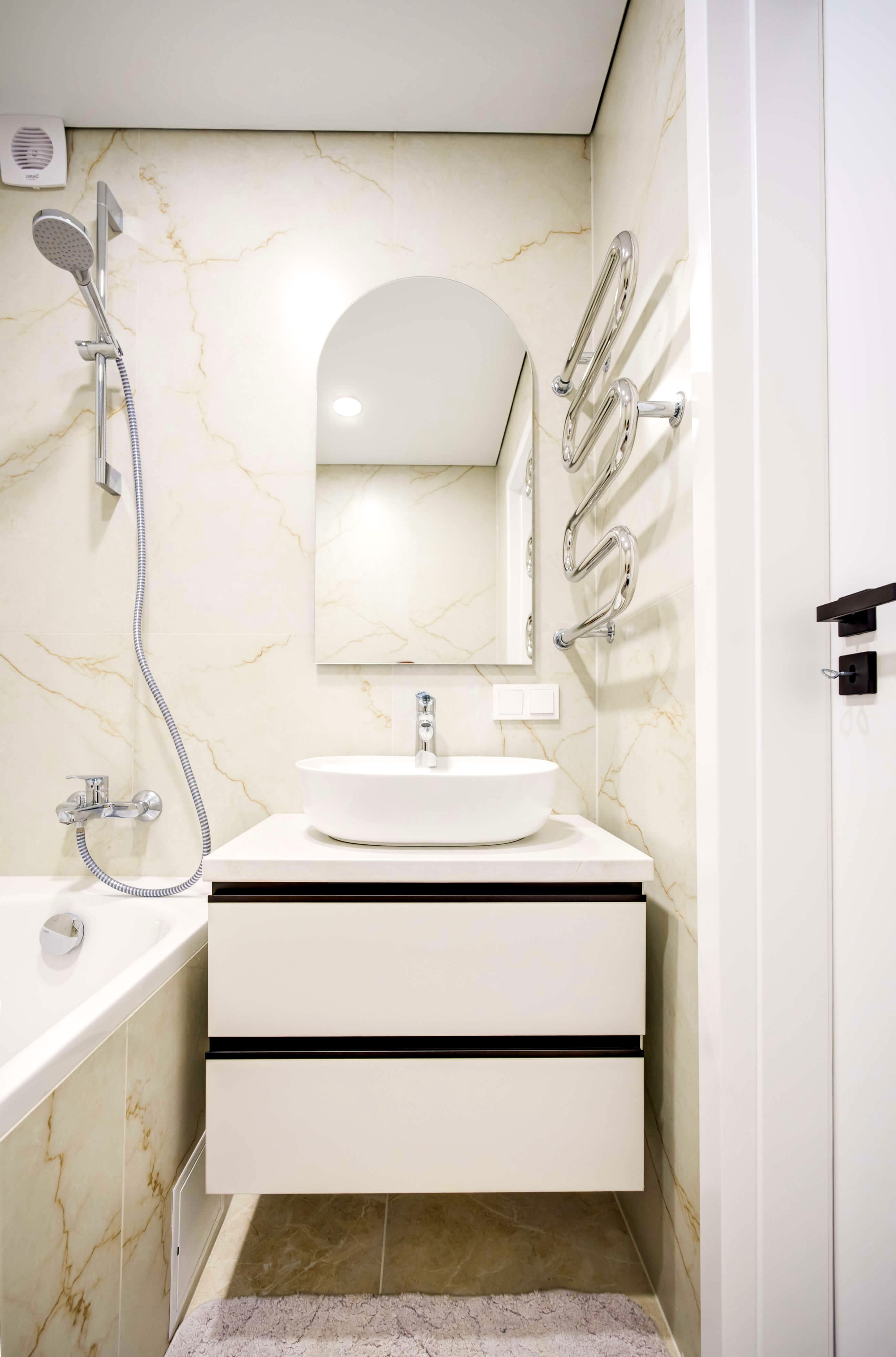 Vonios kambarys su dušu ir plytelėmis iki lubų Medeinos g., Pilaitė