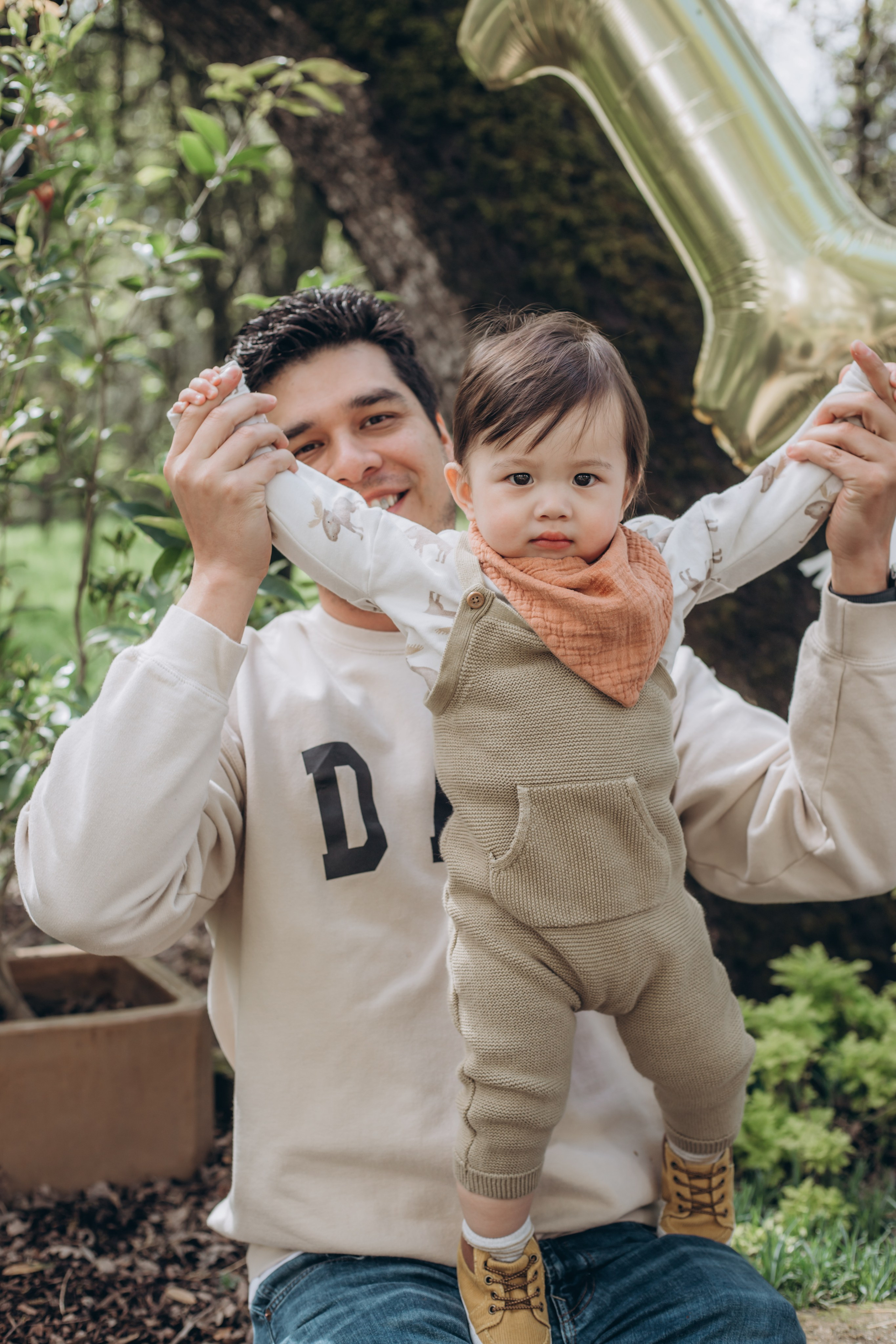 Family in nature. Family and children’s lifestyle photographer Elena Tumanova