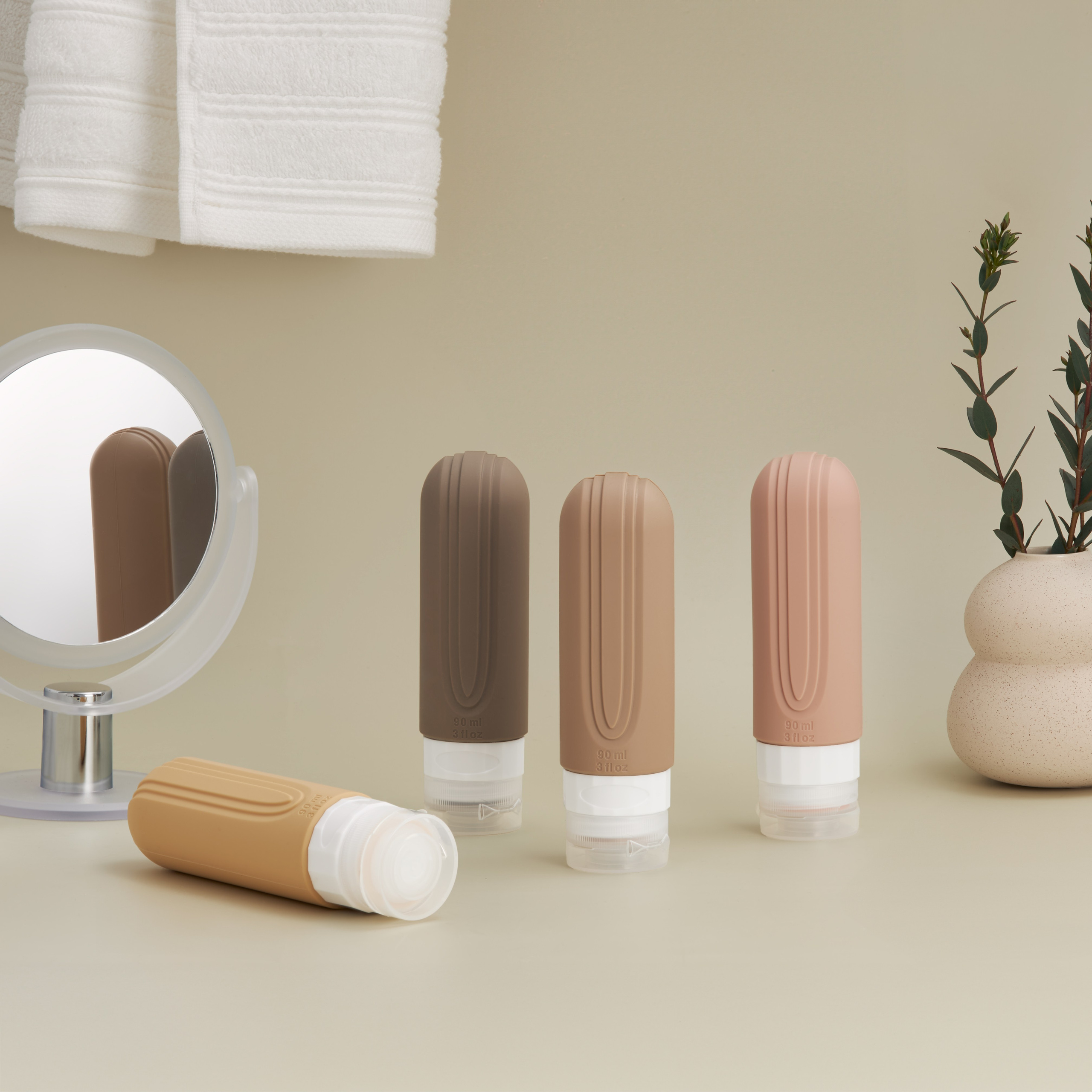 Silikon-Reiseflaschen in beige im Badezimmer – modernes Lifestyle- und Produktfoto von Marina Griebl, Produktfotografin in Wien, für Amazon und Online-Shops.