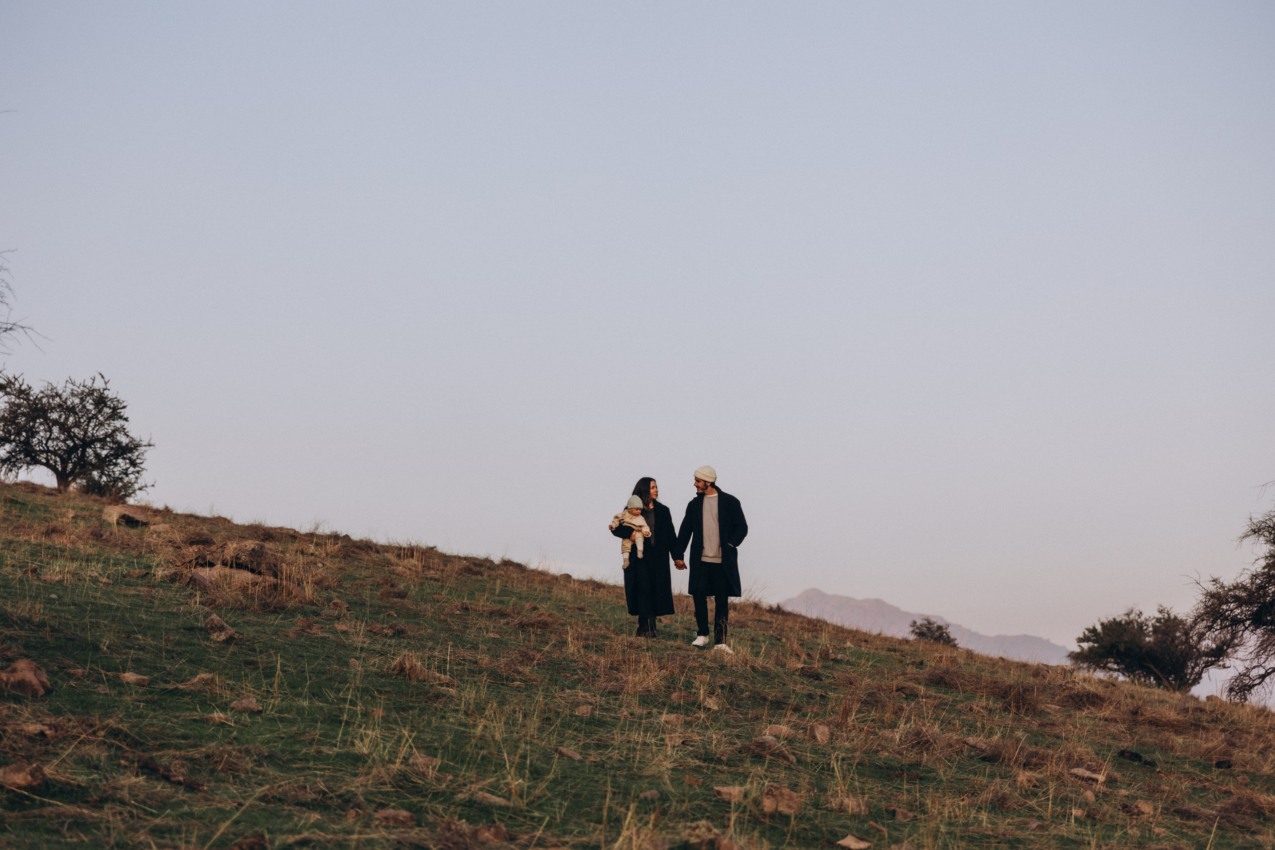 Sesión familiar con caballos en la montaña — Naturaleza y ternura. Photographer in Santiago, Chile Anna Almazova