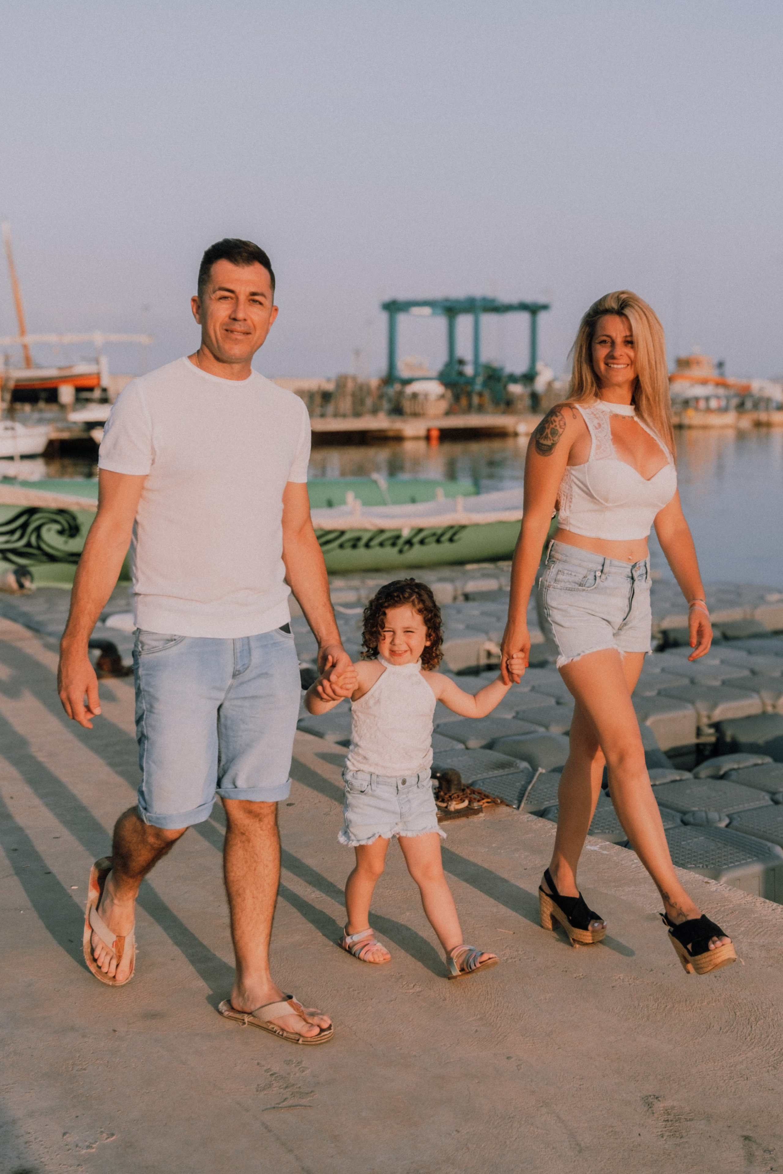 Sesión familiar en la playa. Fotografía profesional en Calafell - Elena Medvedeva