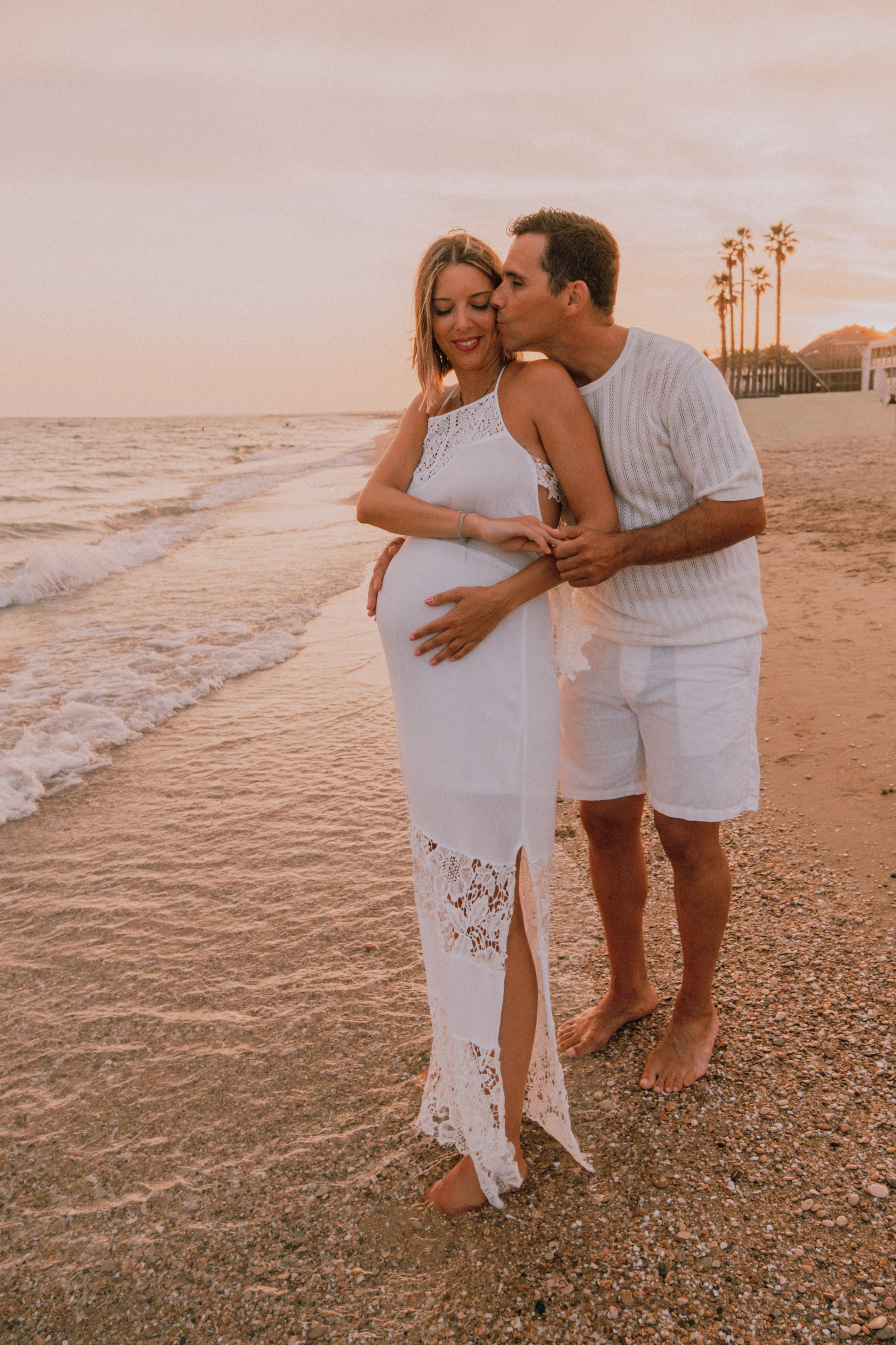 Sesión embarazo en la playa. Fotografía profesional en Calafell - Elena Medvedeva