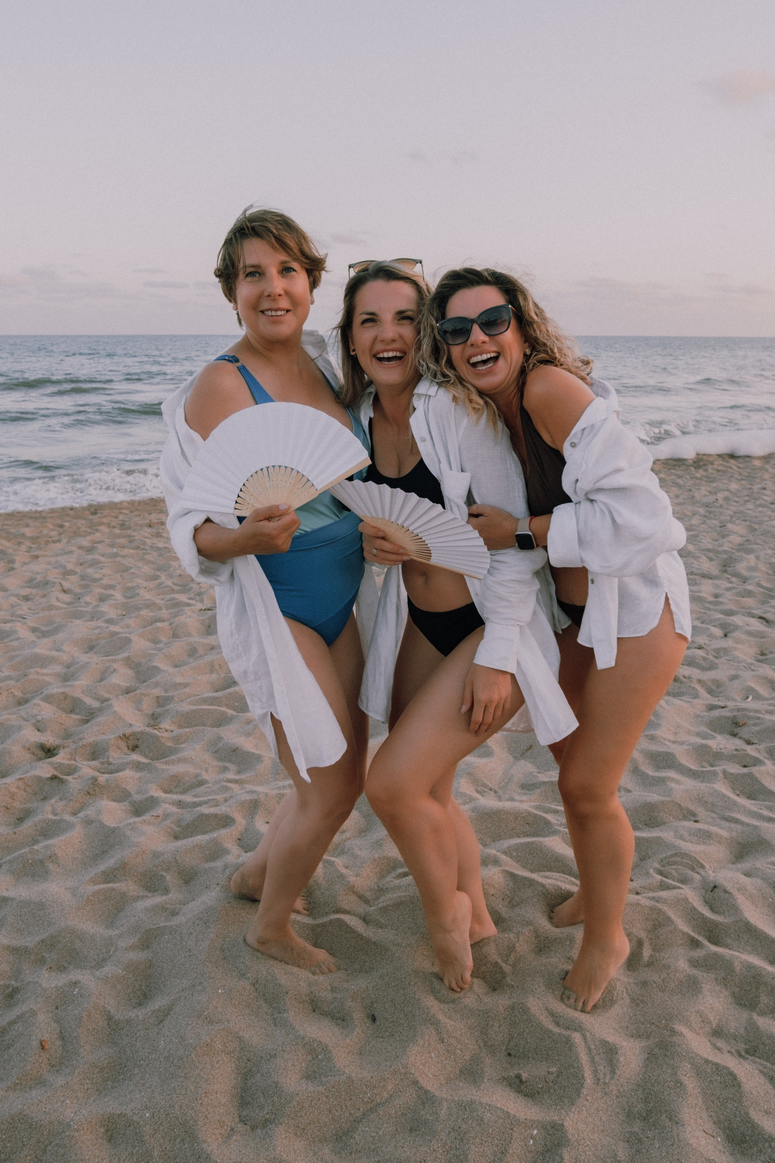 Sesión de amigas en la playa. Fotografía profesional en Calafell - Elena Medvedeva