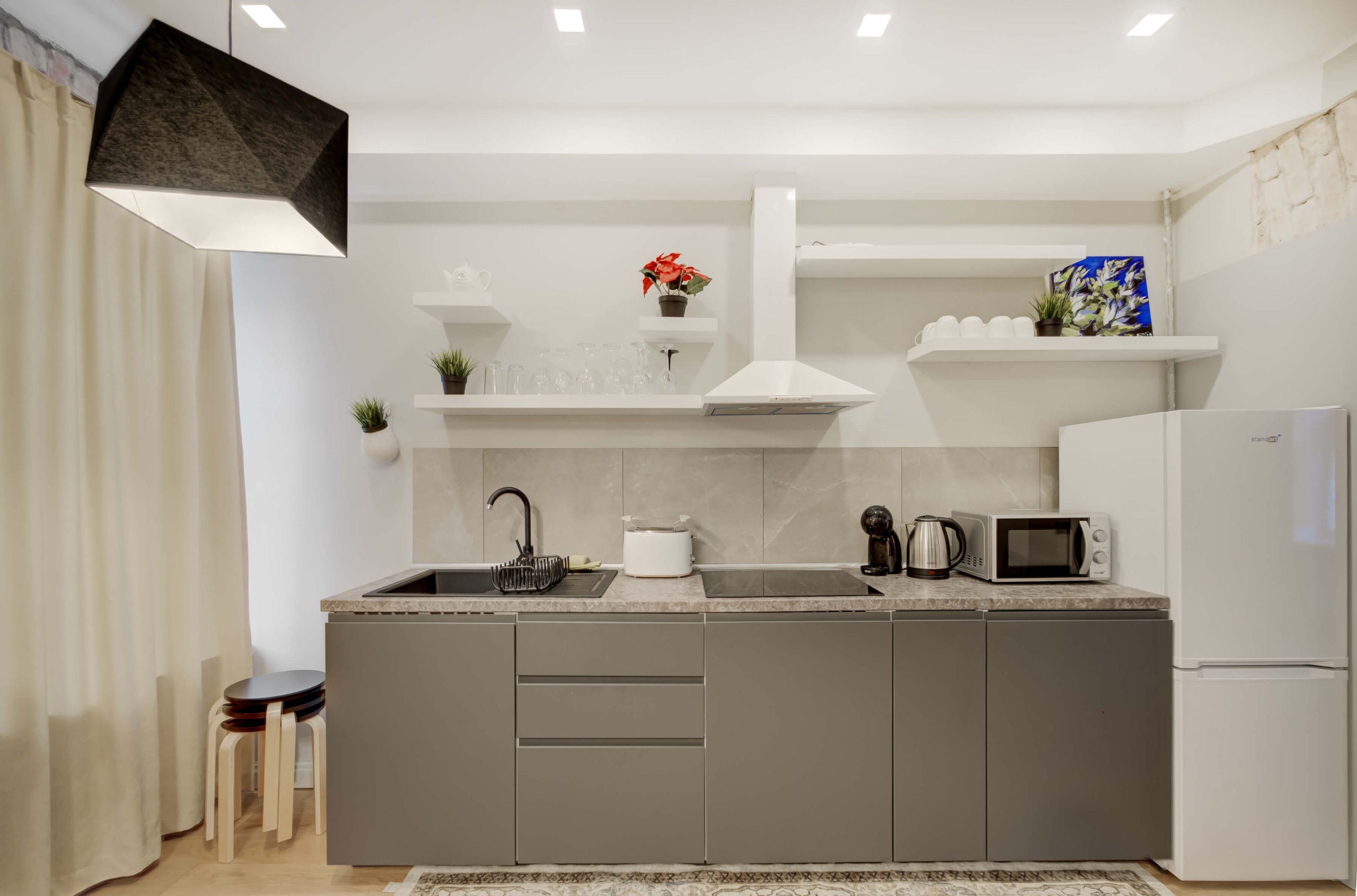 Atvira virtuvė + paveikslai = net barščiai dabar oficialiai menas