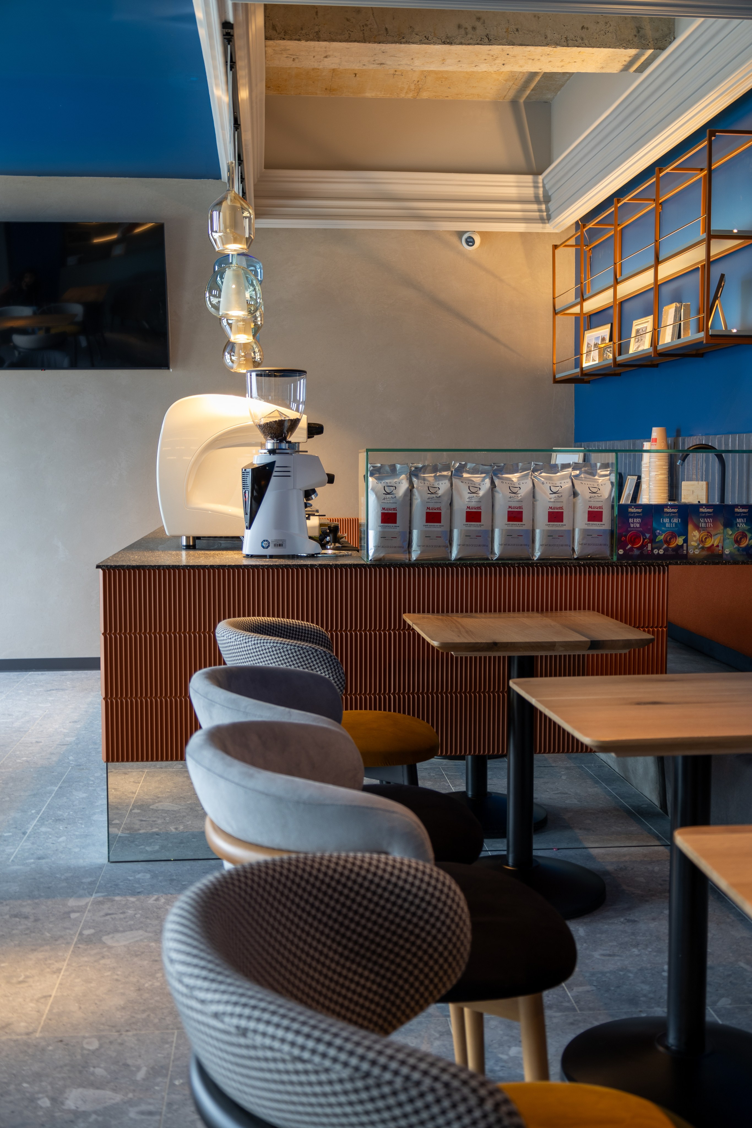 Cafenea “Monte Carlo” Buhuși. Fotograf. Lucrez cu oameni, produse și spații. Portret și fotografie creativă. Bacău, România. Lidia Savinoiu