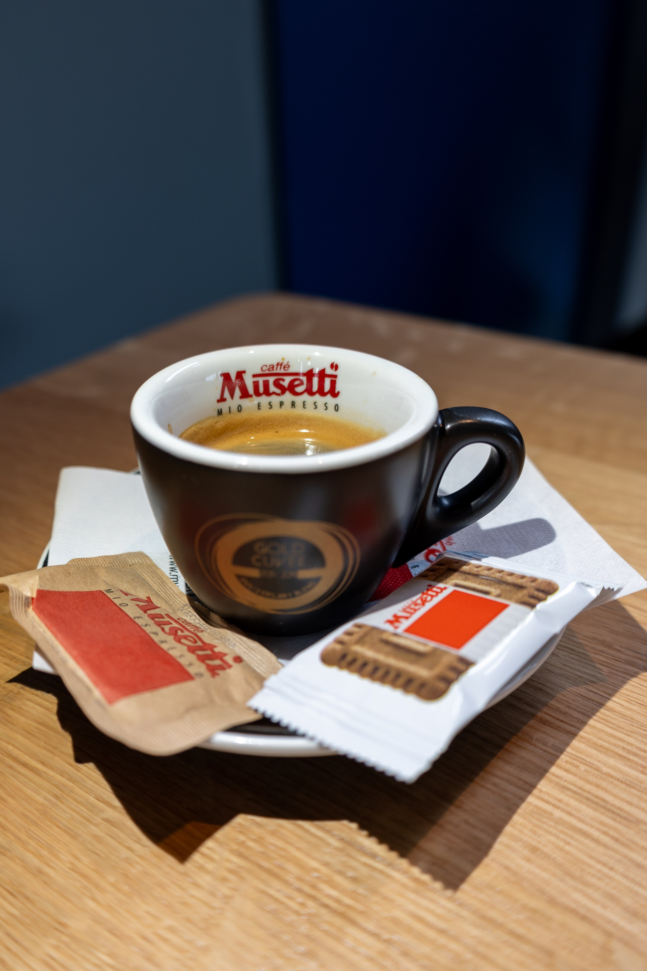 Cafenea “Monte Carlo” Buhuși. Fotograf. Lucrez cu oameni, produse și spații. Portret și fotografie creativă. Bacău, România. Lidia Savinoiu